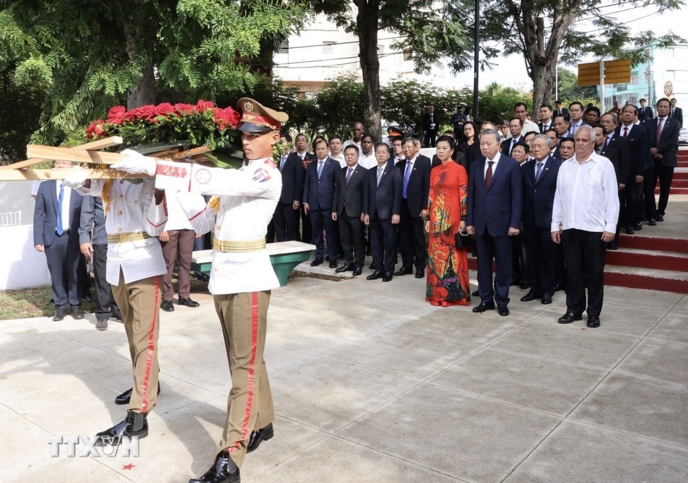 tong-bi-thu-chu-tich-nuoc-to-lam-dat-vong-hoa-tai-tuong-dai-bac-ho-o-la-habana.jpg