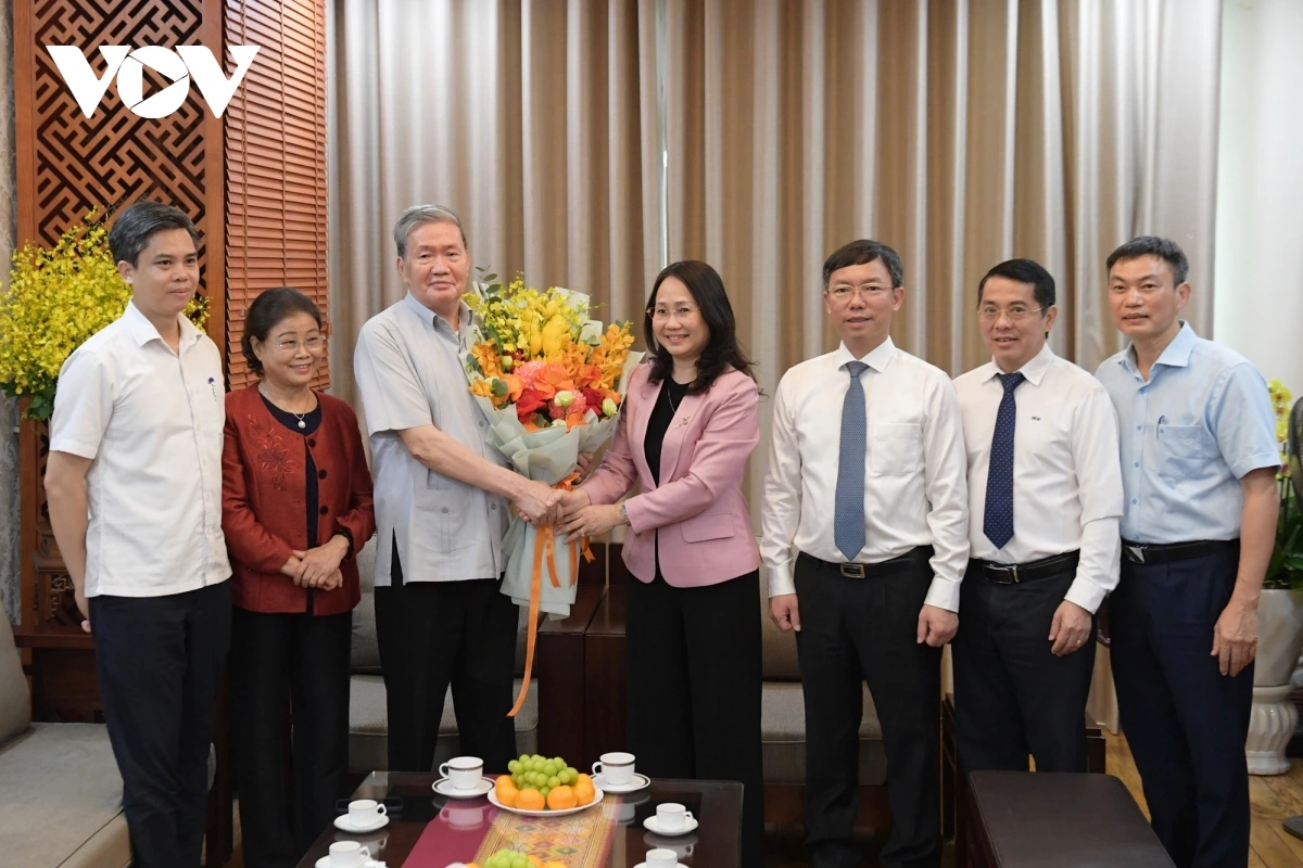 ong-dinh-the-huynh-nhan-huy-hieu-50-nam-tuoi-dang-1.png