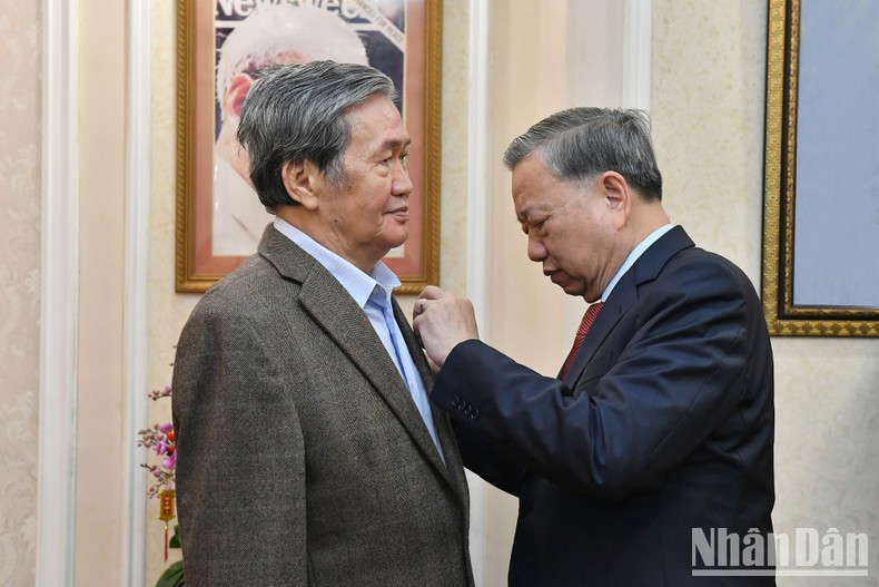tong-bi-thu-to-lam-trao-huan-chuong-ho-chi-minh-tang-ong-dinh-the-huynh-1.jpg