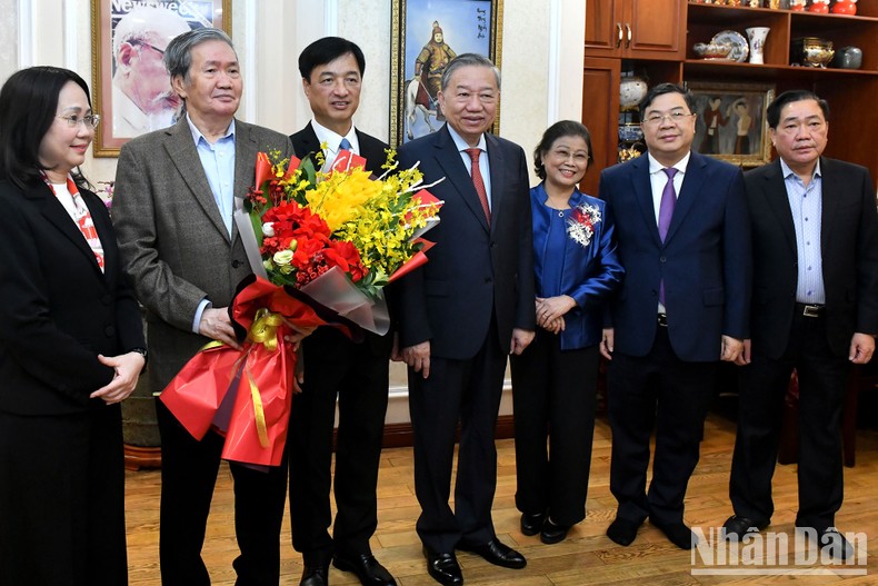 Tổng Bí thư Tô Lâm trao Huân chương Hồ Chí Minh tặng ông Đinh Thế Huynh