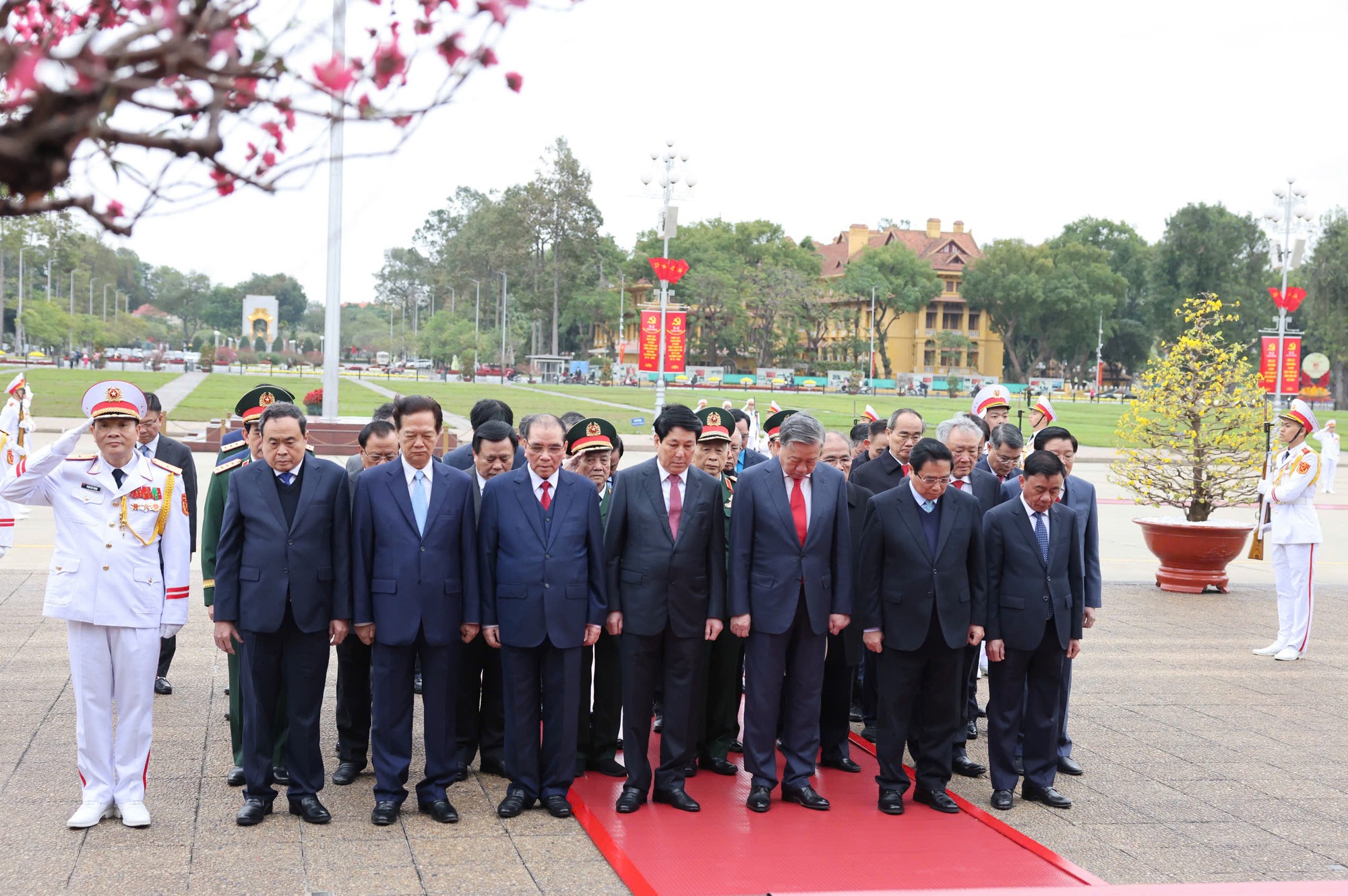 lanh-dao-dang-nha-nuoc-vao-lang-vieng-chu-tich-ho-chi-minh-nhan-95-nam-ngay-thanh-lap-dang-1.jpg