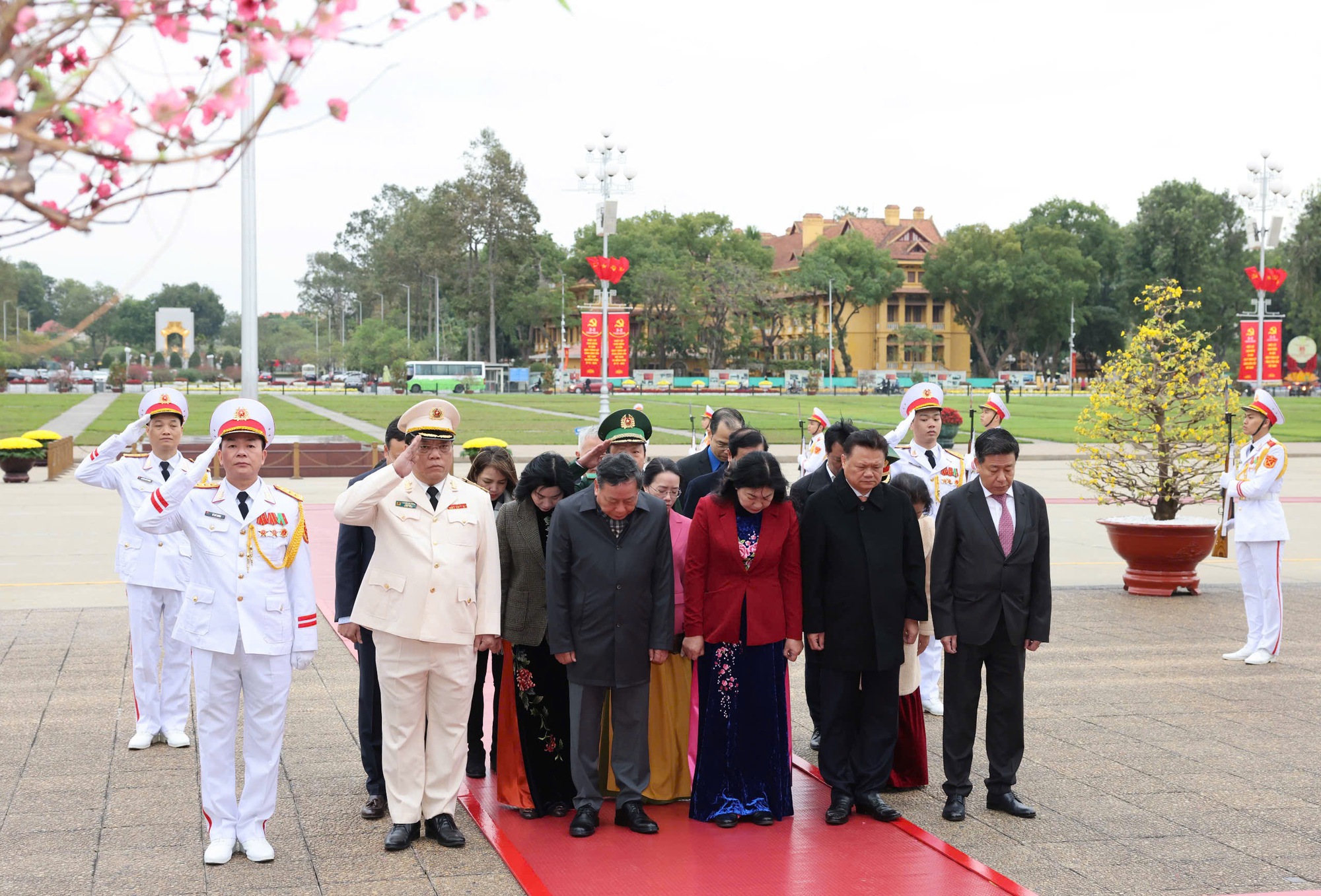lanh-dao-dang-nha-nuoc-vao-lang-vieng-chu-tich-ho-chi-minh-nhan-95-nam-ngay-thanh-lap-dang-3.jpg