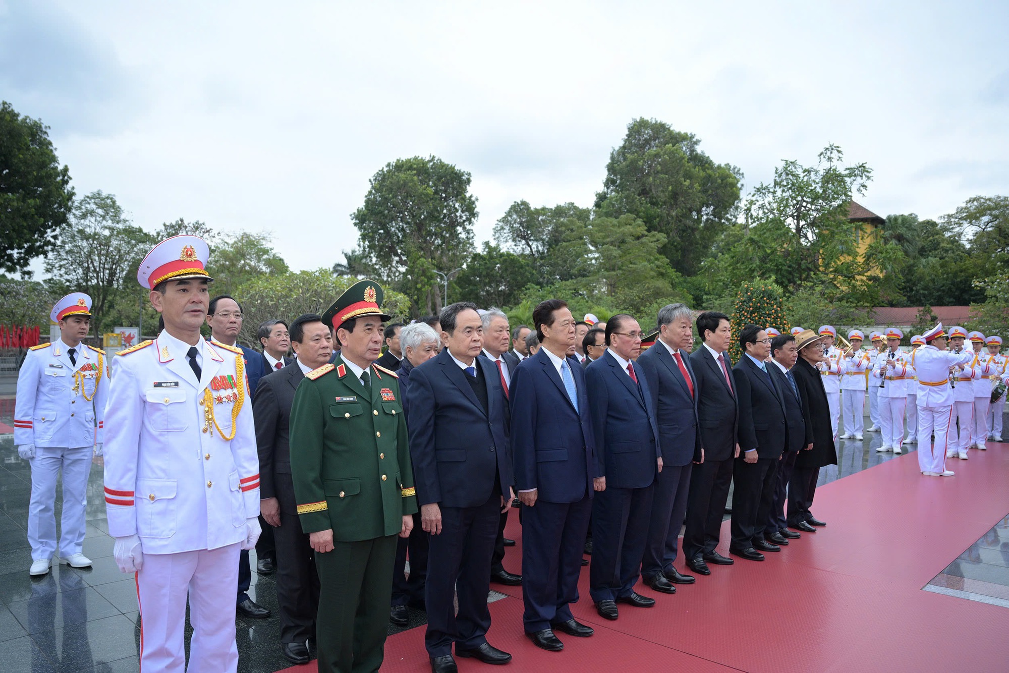 lanh-dao-dang-nha-nuoc-vao-lang-vieng-chu-tich-ho-chi-minh-nhan-95-nam-ngay-thanh-lap-dang-5.jpg