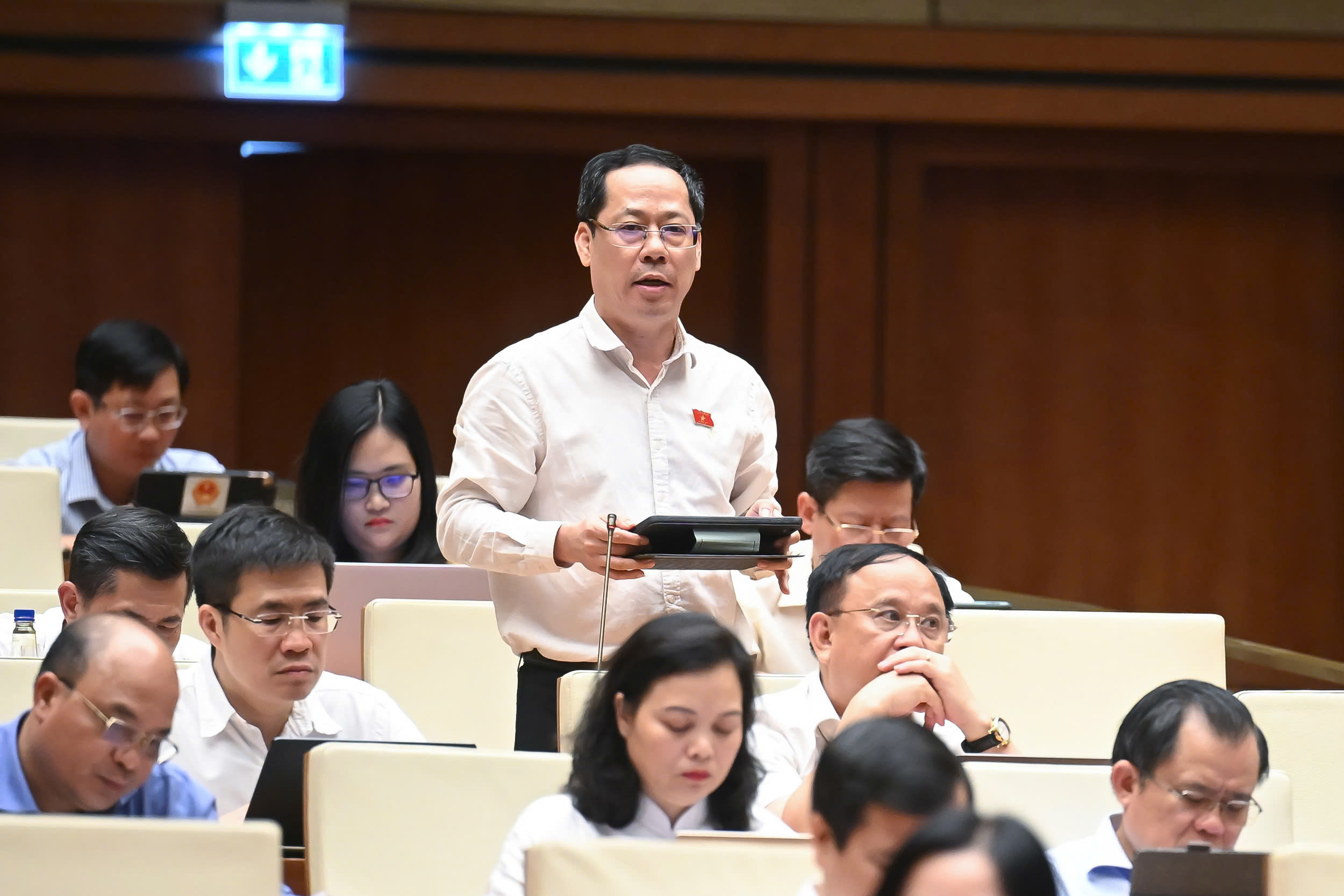 dai-bieu-hdnd-xa-co-quyen-chat-van-chanh-an-vien-truong-khu-vuc-tran-nhat-minh.jpg