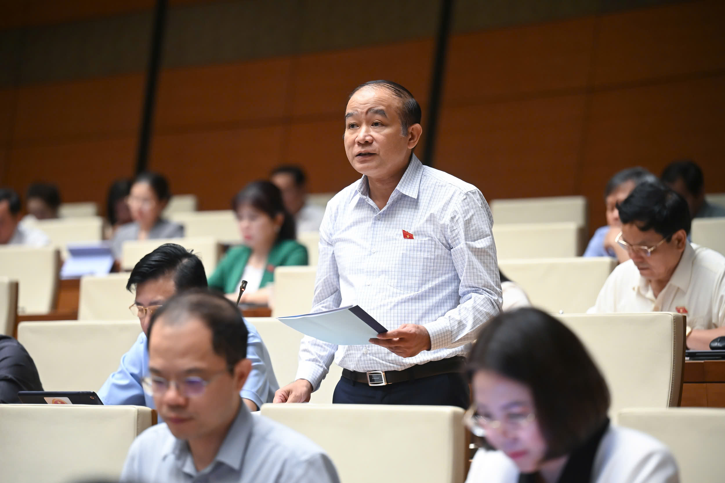 nhac-den-van-don-tp-hcm-dai-bieu-de-xuat-nghien-cuu-luat-khu-thuong-mai-tu-do-la-thanh-tan.jpg