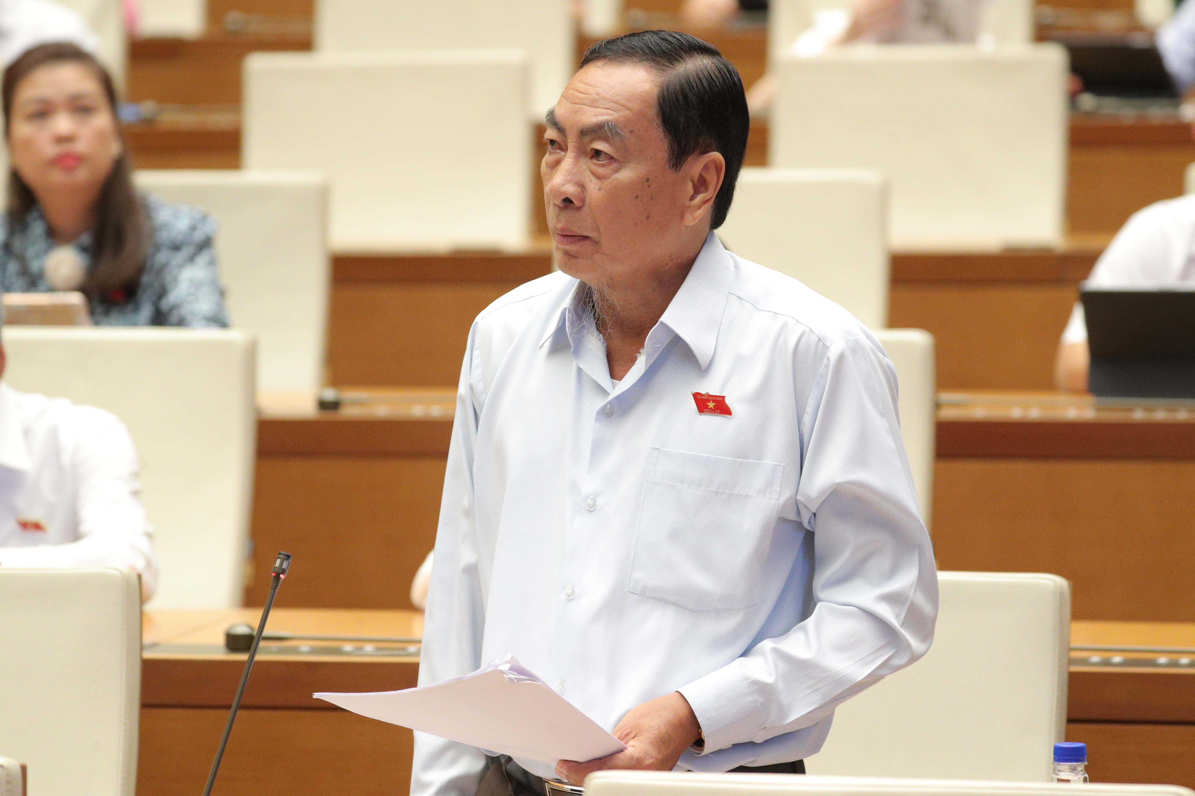 nhac-den-van-don-tp-hcm-dai-bieu-de-xuat-nghien-cuu-luat-khu-thuong-mai-tu-do-pham-van-hoa.jpg