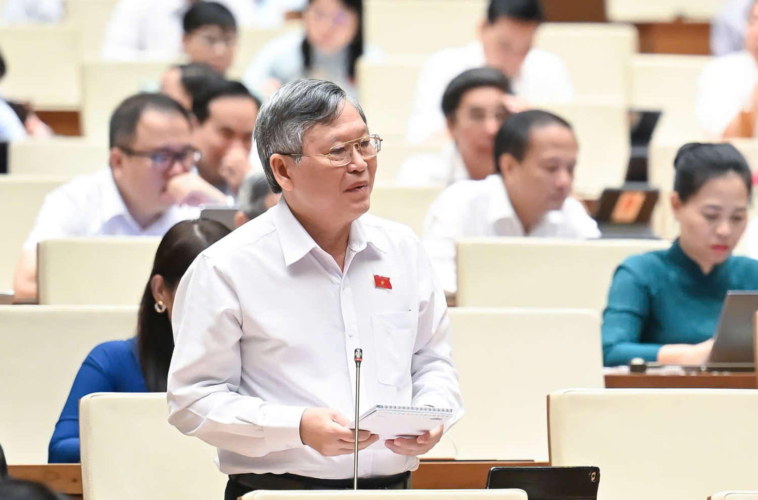 mot-bo-phan-can-bo-bien-chat-da-dung-tung-tiep-tay-cho-hang-gia-hang-nhai.jpg