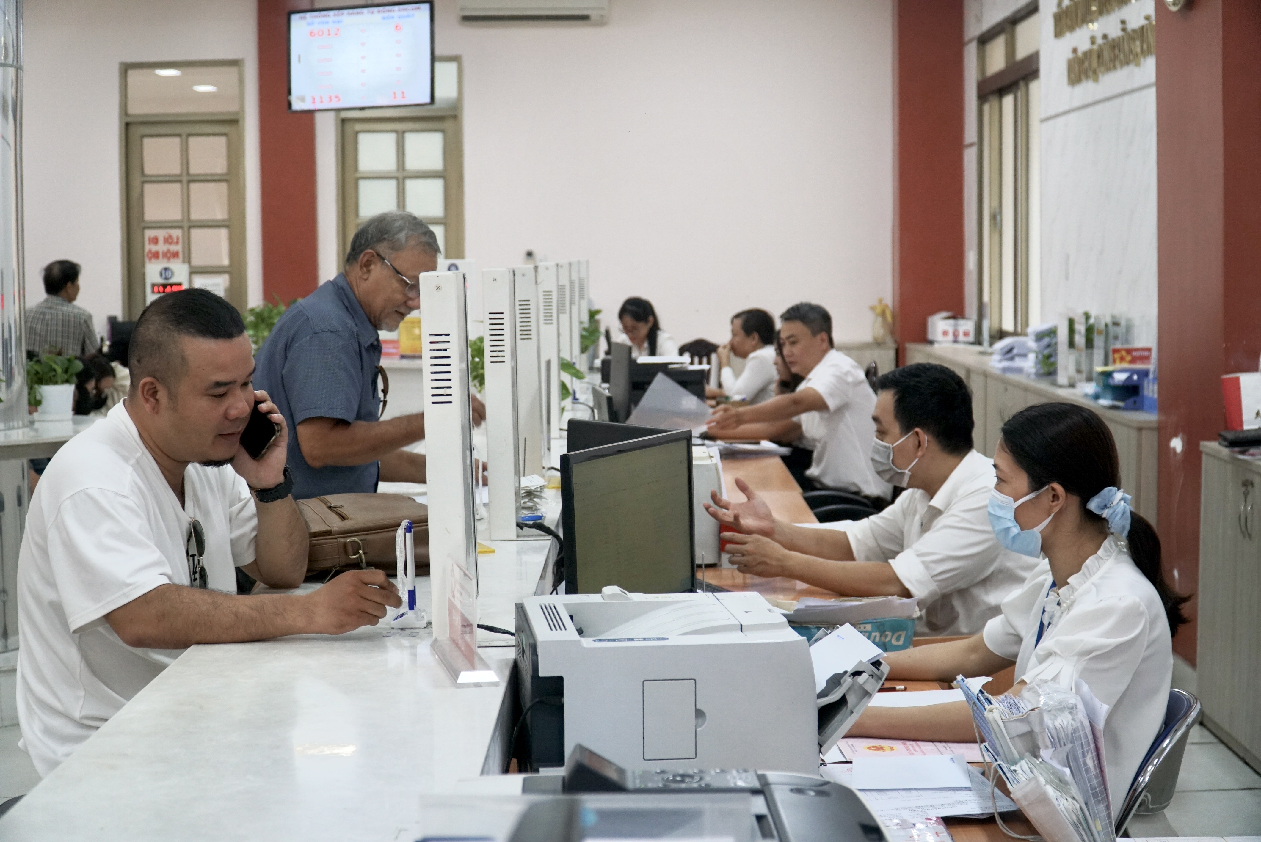 trinh-quoc-hoi-sua-luat-vien-chuc-luat-thue-thu-nhap-ca-nhan-tai-ky-hop-10.jpg