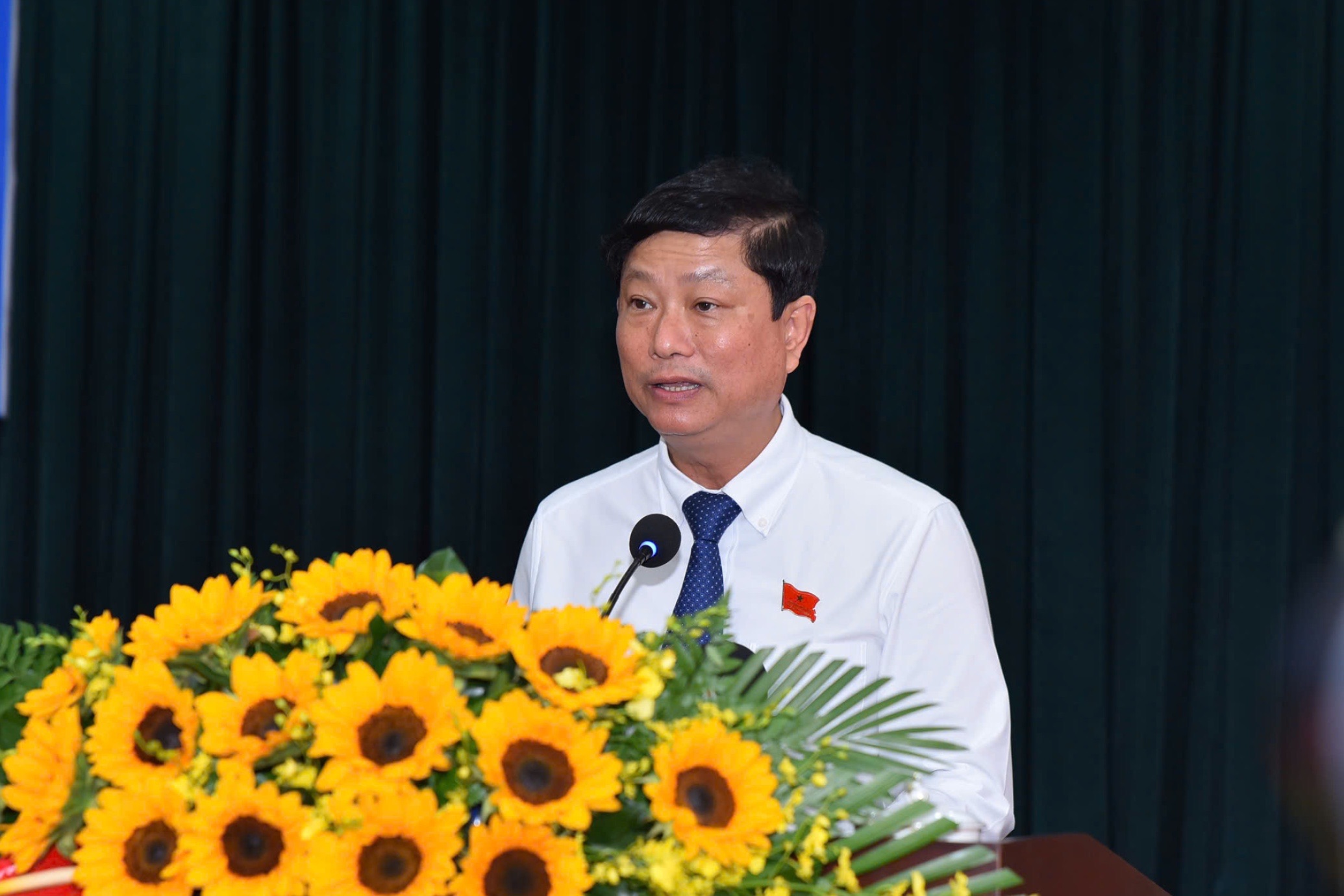 chu-tich-hdnd-tp-hcm-vo-van-minh-xem-xet-cac-quyet-sach-de-go-cac-diem-nghen-cua-thanh-pho.jpg