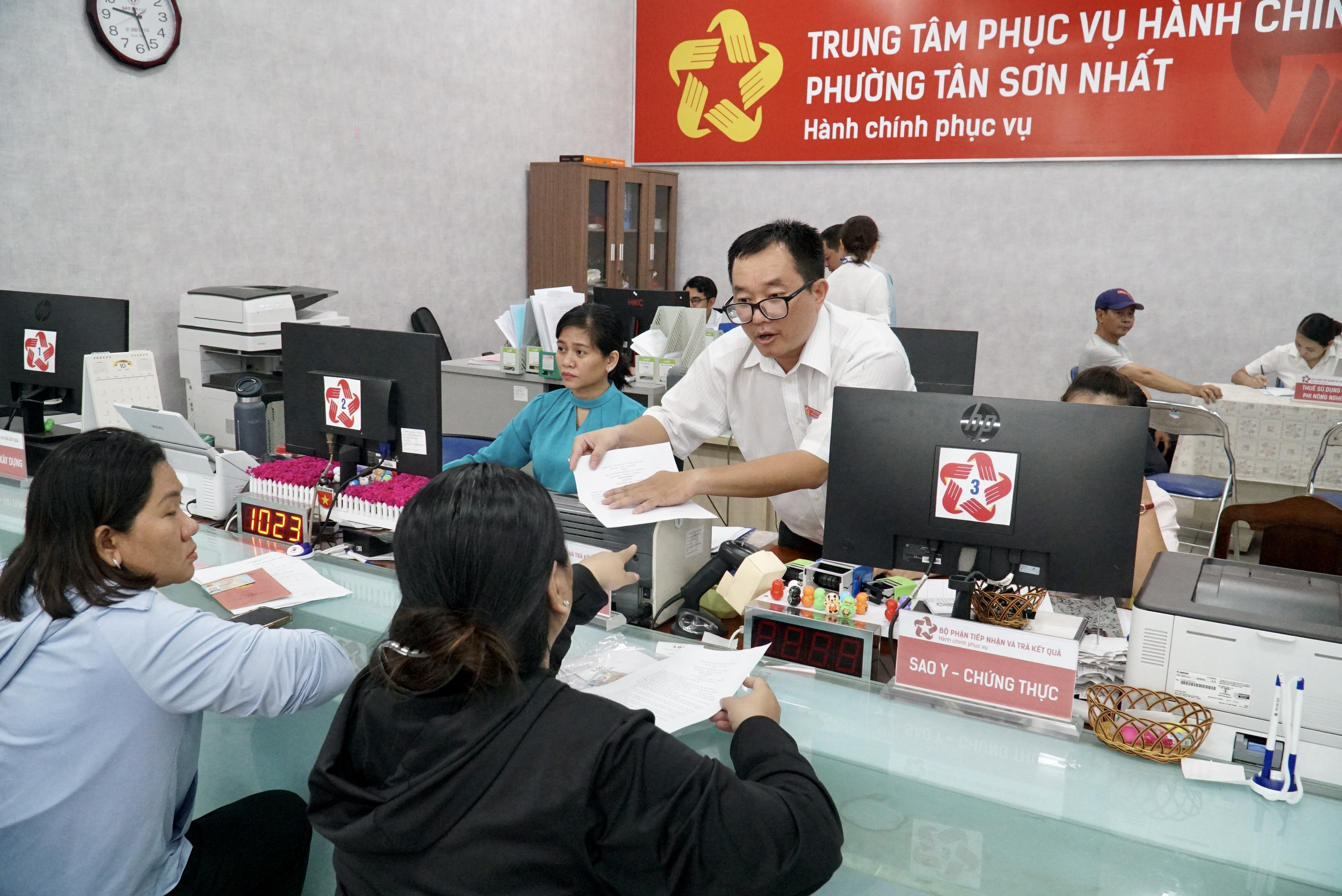 tiep-tuc-tinh-gian-bien-che-de-xuat-dieu-chinh-luong-phu-cap-cho-can-bo-cong-chuc-bao-phuong.jpg