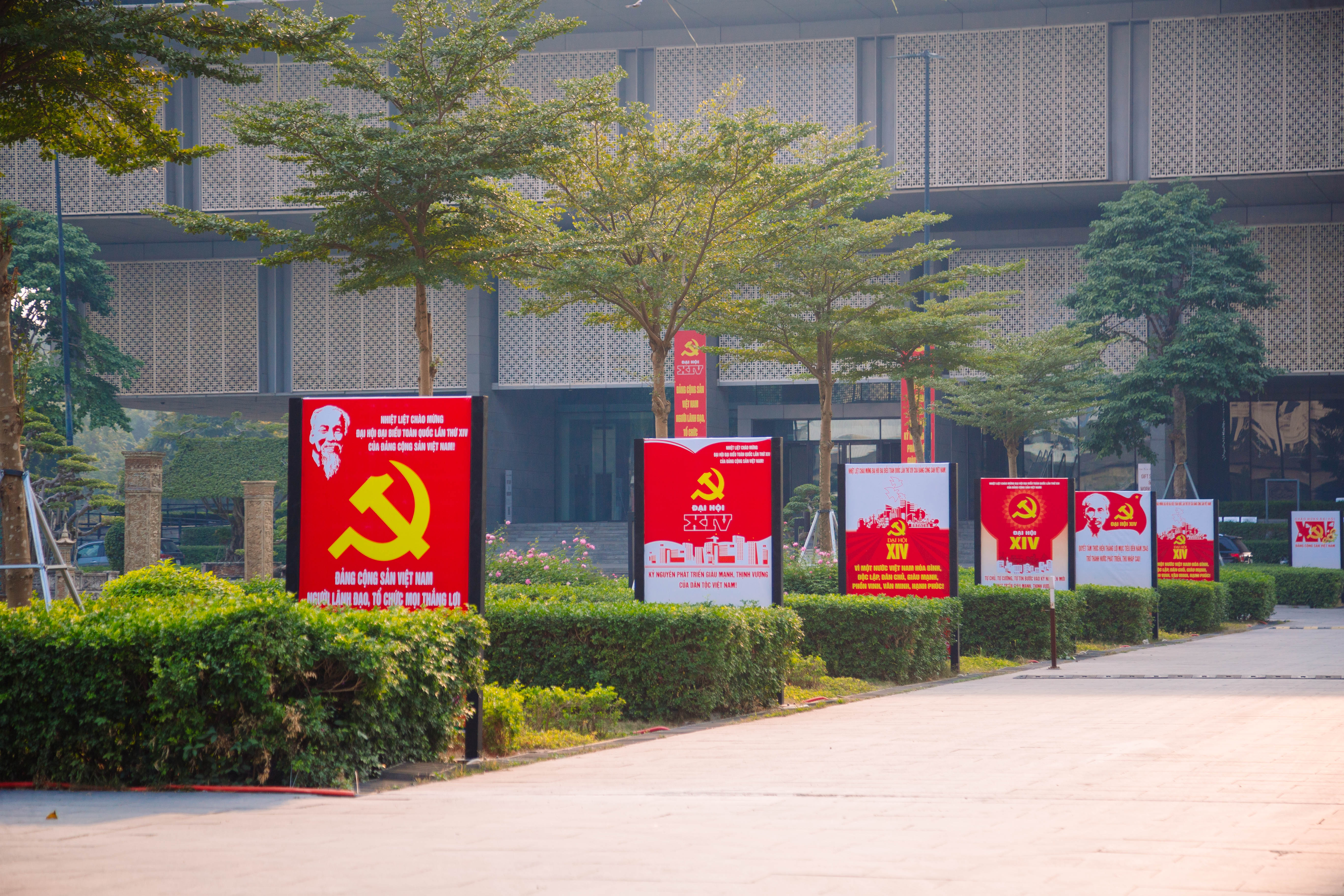 thuong-truc-ban-bi-thu-chu-tri-tong-duyet-cong-tac-to-chuc-phuc-vu-dai-hoi-xiv-cua-dang-thuy-hang.jpg