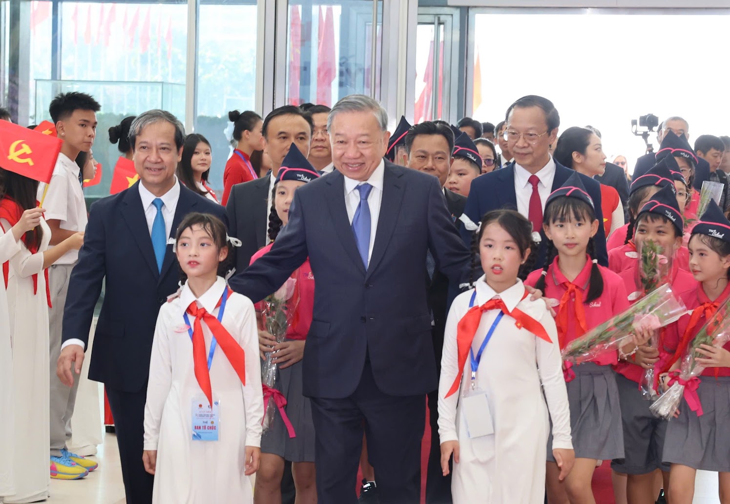 nhan-su-trong-ky-nguyen-moi-bat-cong-tac-de-can-bo-vuon-minh-tong-bi-thu-to-lam.jpg