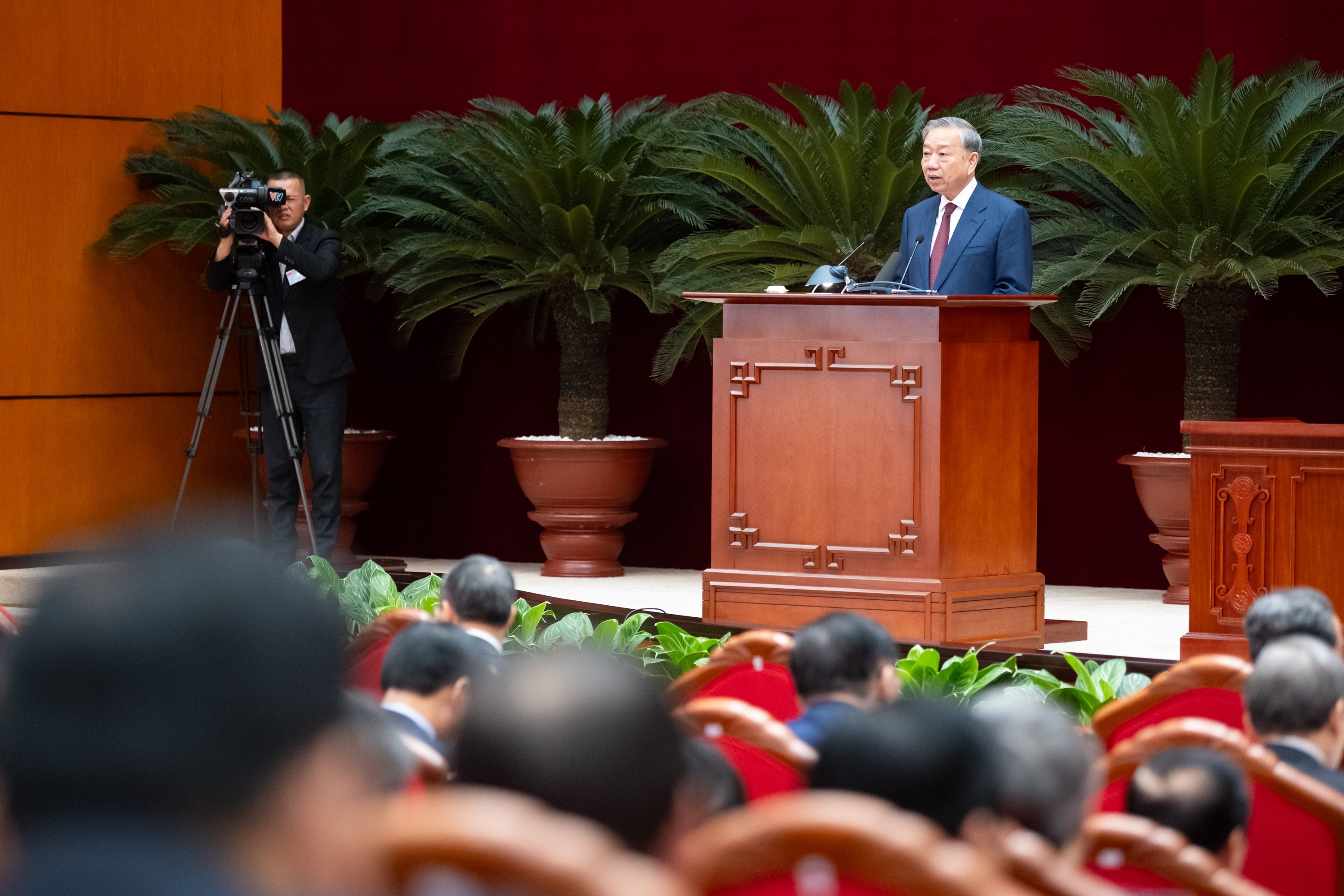be-mac-hoi-nghi-trung-uong-2-khoa-xiv-pham-thang-5.jpg