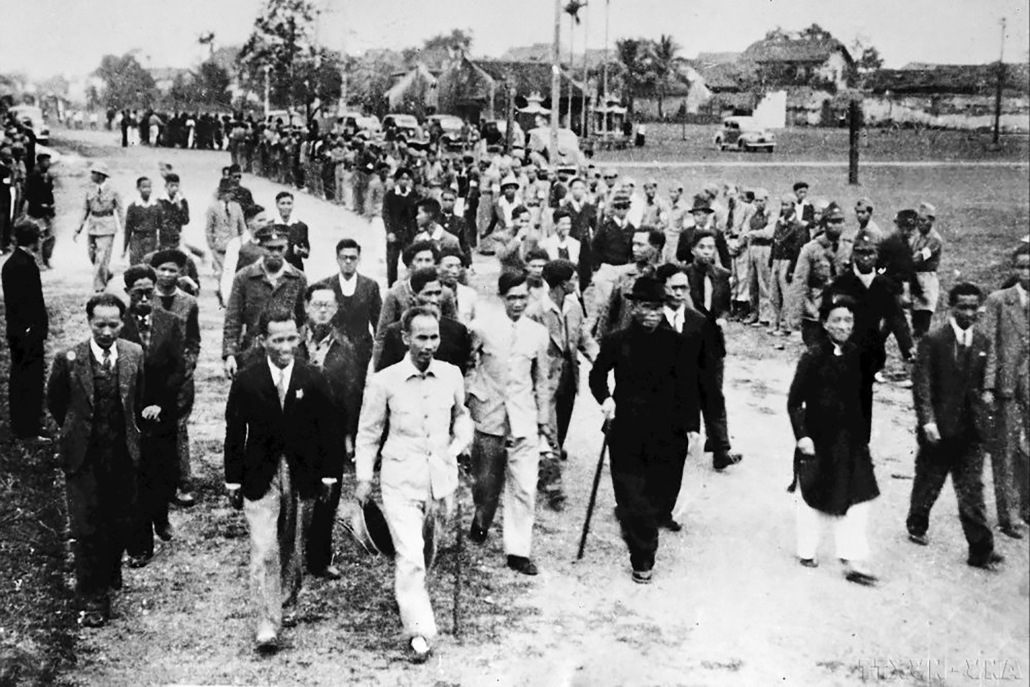 ky-niem-136-nam-ngay-sinh-bac-ho-anh-sang-ho-chi-minh-soi-duong-cho-chung-ta-di.jpg