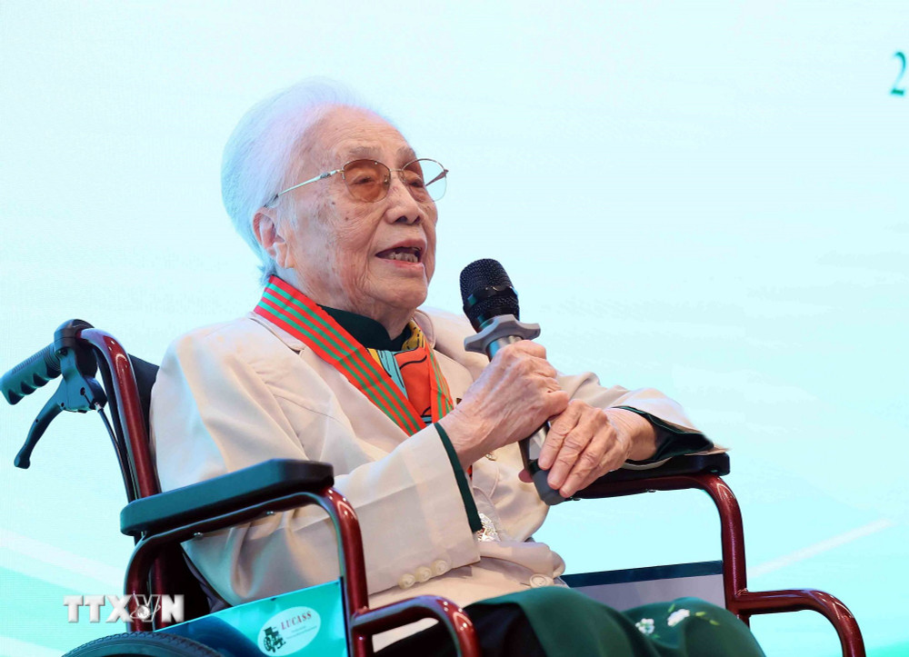 nguyen-pho-chu-tich-nuoc-nguyen-thi-binh-nhan-huan-chuong-ngoi-sao-cong-trang-cua-palestine.jpg