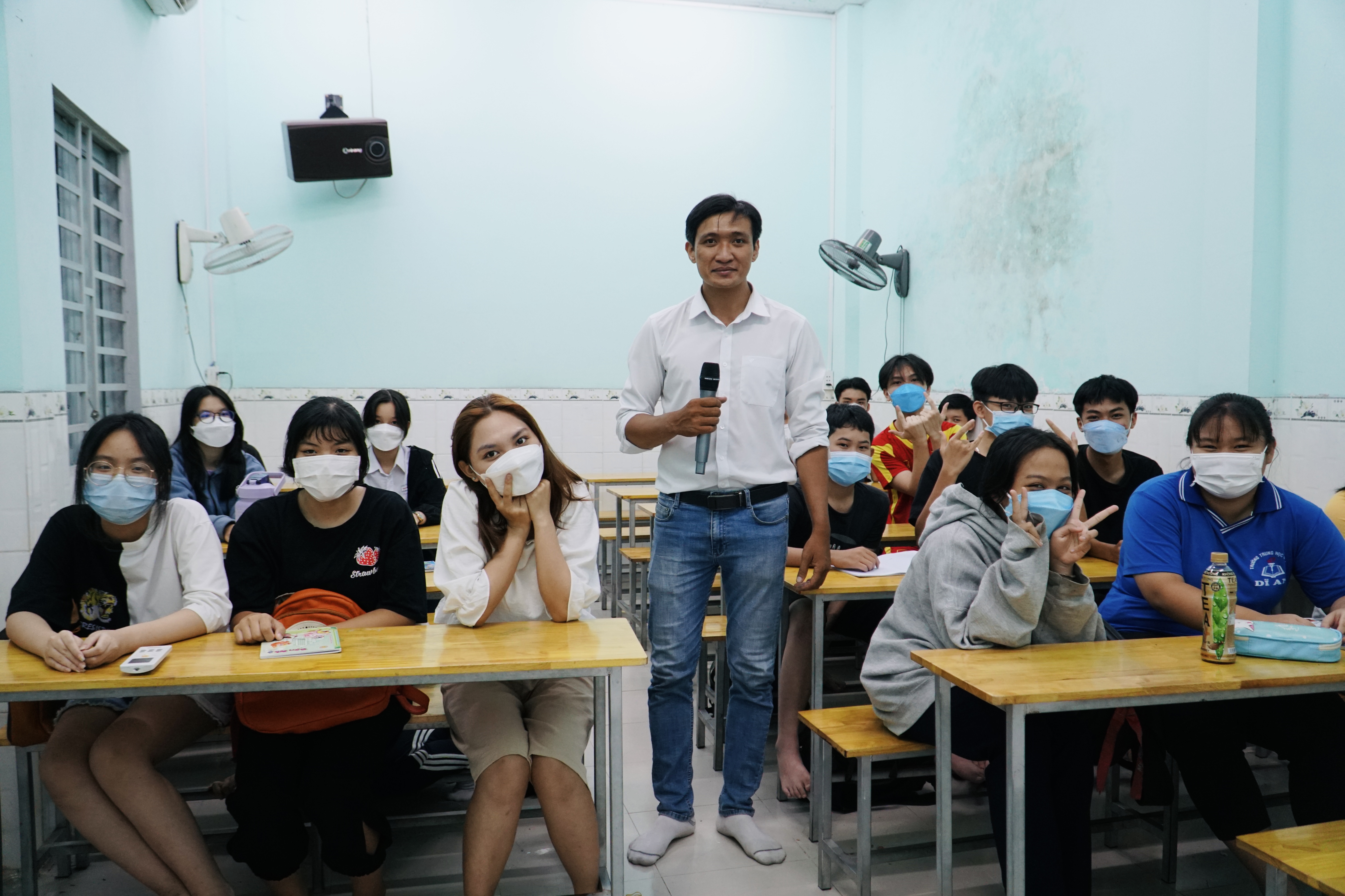 Video: Thầy giáo ‘bao đồng’ ở nhà thuê, nhường đất xây trường dạy học miễn phí 
