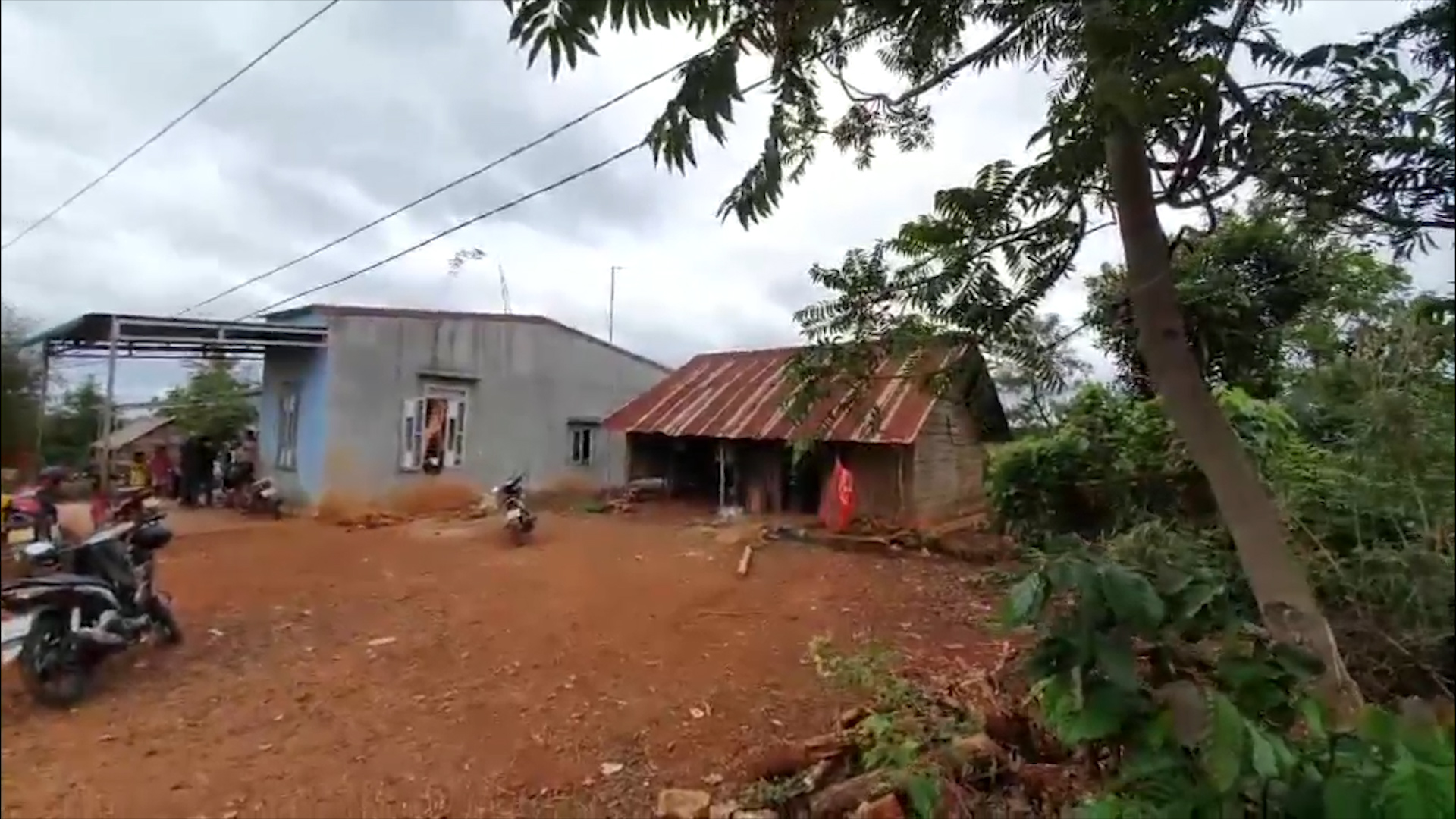 Video: Nhiều người lao đao trong cơn sốt đất ở Đắk Lắk