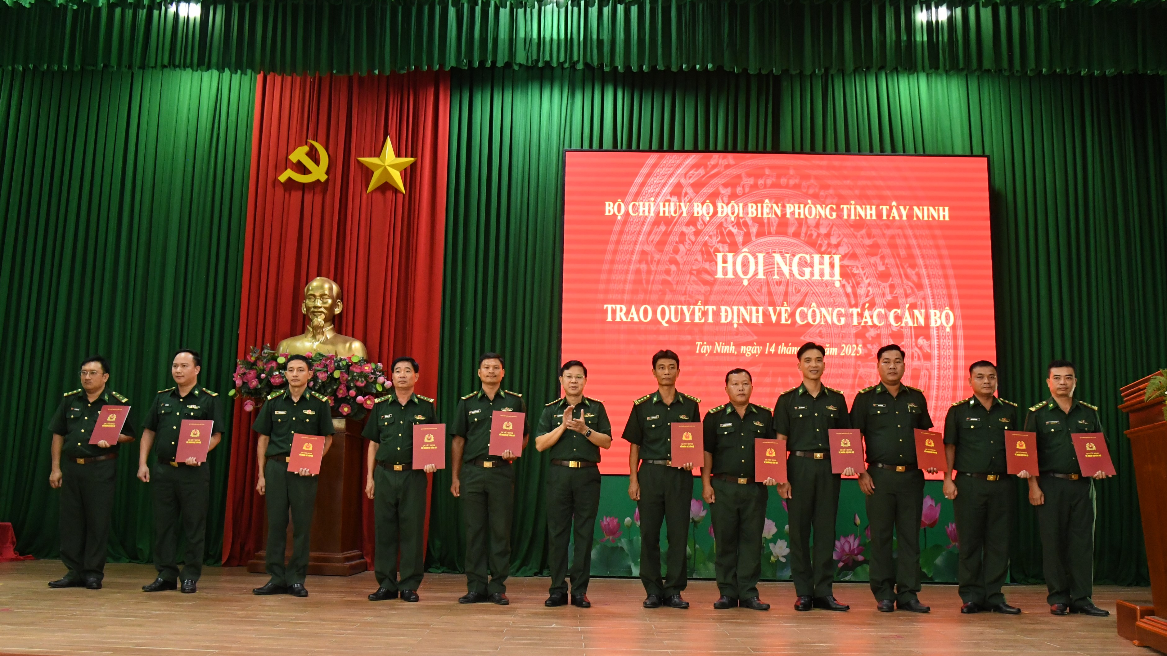 46 cán bộ  (2).JPG