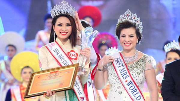 Năm ngoái, Hoa hậu các dân tộc Việt Nam 2013 Nguyễn Thị Ngọc Anh đối mặt với nghi án đổi tình lấy vương miện. Cụ thể, có tin đồn Ngọc Anh có quan hệ tình cảm với với con trai 15 tuổi của Phó ban tổ chức – Quý bà Kim Hồng. 
