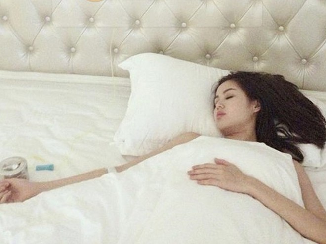 Mới đây nhất, hot girl kiêm diễn viên, VJ Tâm Tít vướng vào scandal tình – tiền với Thế Bảo - anh trai ca sĩ Bảo Thy. Sự việc bắt nguồn từ một status của Thế Bảo nói về cuộc tình cũ kéo dài 1 năm với người đẹp Hà Thành trong đó tiết lộ nhiều chi tiết bất lợi cho Tâm Tít. Scandal không chỉ gây chú ý cho cư dân mạng mà một vài người nổi tiếng cũng vào cuộc bình luận. Không lâu sau, anh em Bảo Thy và Tâm Tít lên tiếng qua lại. Trong diễn biến mới nhất, một người bạn vừa đăng tải bức ảnh Tâm Tít nằm trên giường truyền nước biển vì tình hình sức khỏe tụt dốc. Người này viết hot girl Hà thành cả đêm không thể ăn uống và liên tục nôn khan,… 