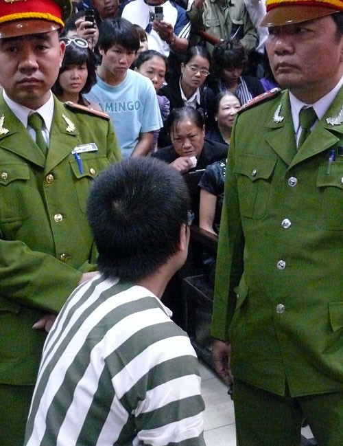 Nguyễn Đức Nghĩa và mẹ dặn dò nhau tại phiên xét xử. Ảnh: CTV.