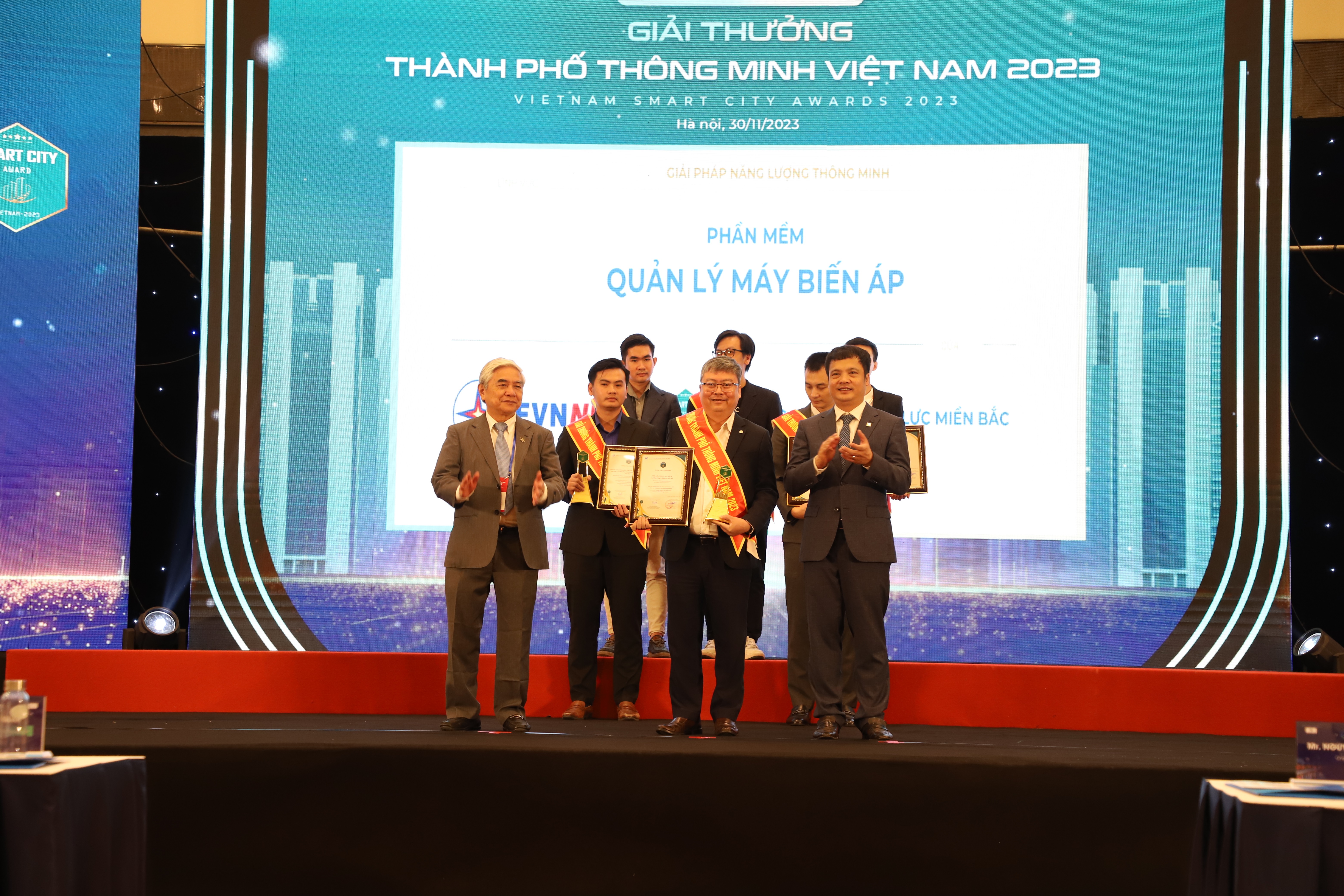 Lãnh đạo Công ty Công nghệ Thông tin Điện lực miền Bắc, đại diện EVNNPC nhận giải thưởng.jpg