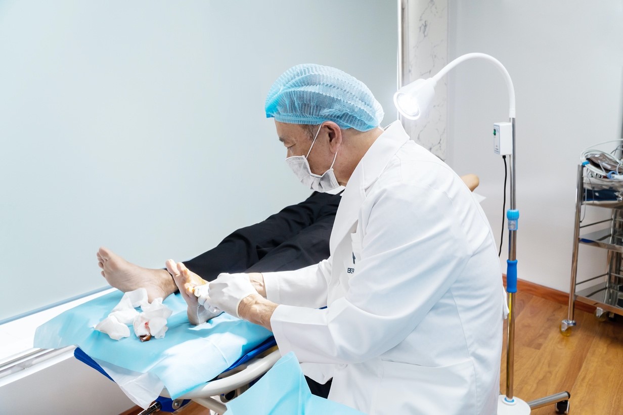 Thầy thuốc ưu tú, BS CK2 Trần Đoàn Đạo – Chủ tịch Hội đồng Cố vấn Y khoa Bernard Healthcare – Nguyên Trưởng khoa Bỏng – Tạo hình, bệnh viện Chợ Rẫy – Người đã dành hơn 40 năm tận tụy chăm sóc điều trị cho bệnh nhân.jpg