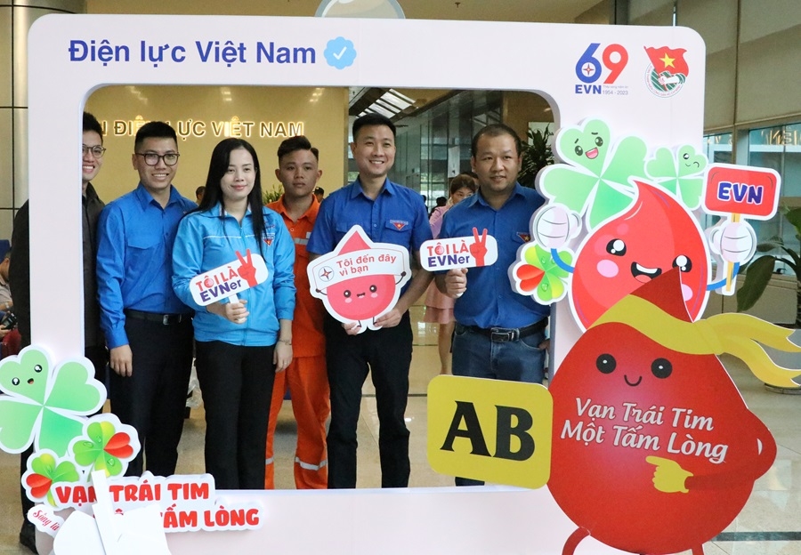 EVNNPC hưởng ứng chương trình hiến máu “Tuần lễ hồng EVN lần thứ IX”(1).jpg