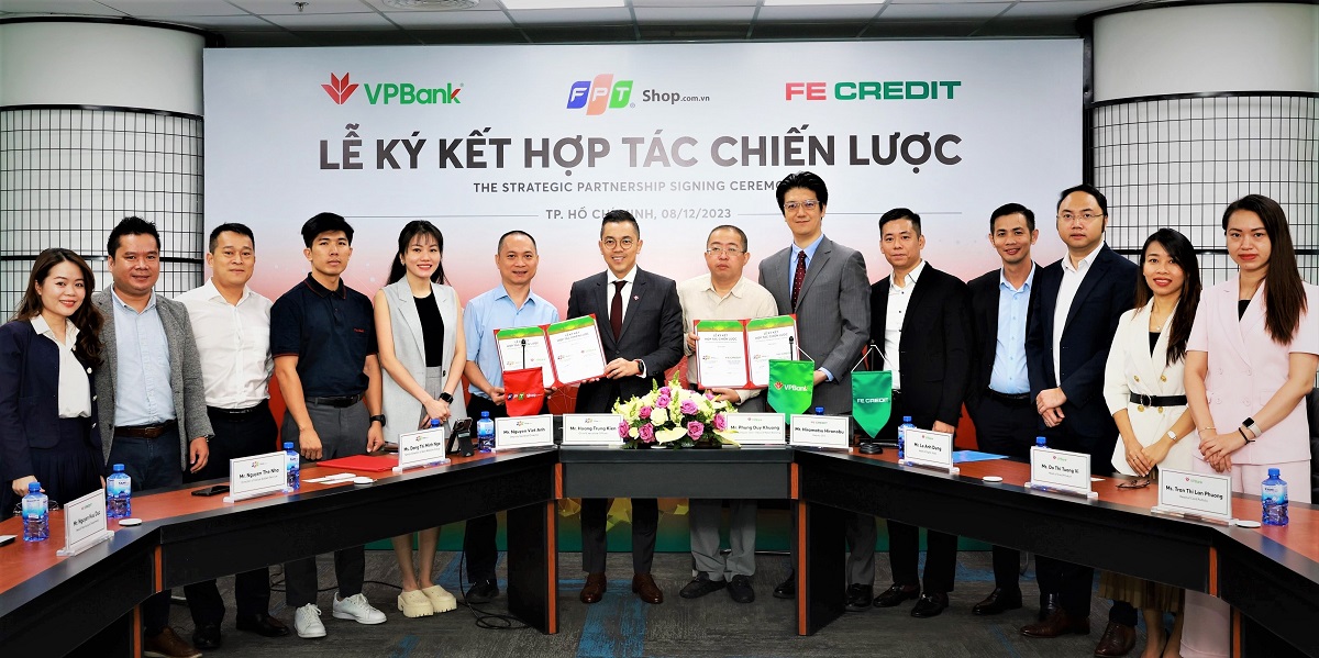 VPBank và  FE CREDIT bắt tay với FPT Shop hỗ trợ khách hàng mua sắm thiết bị điện tử.jpeg