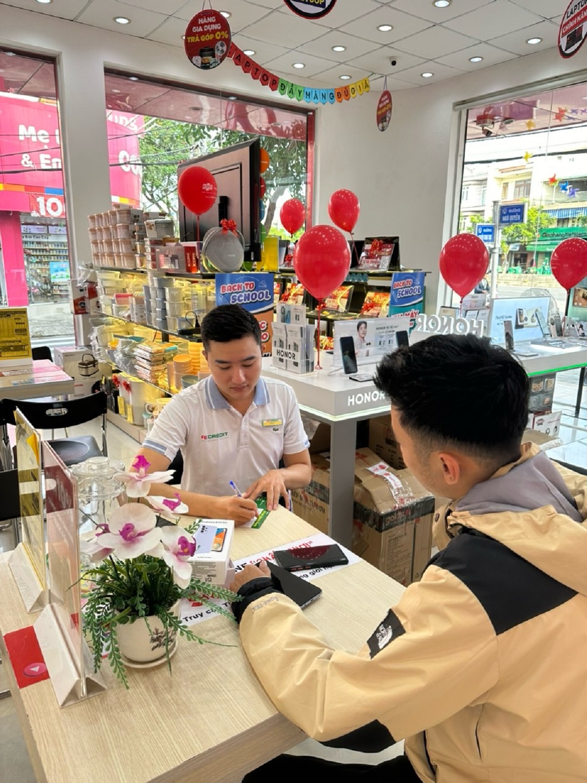 VPBank và  FE CREDIT bắt tay với FPT Shop hỗ trợ khách hàng mua sắm thiết bị điện tử.jpeg