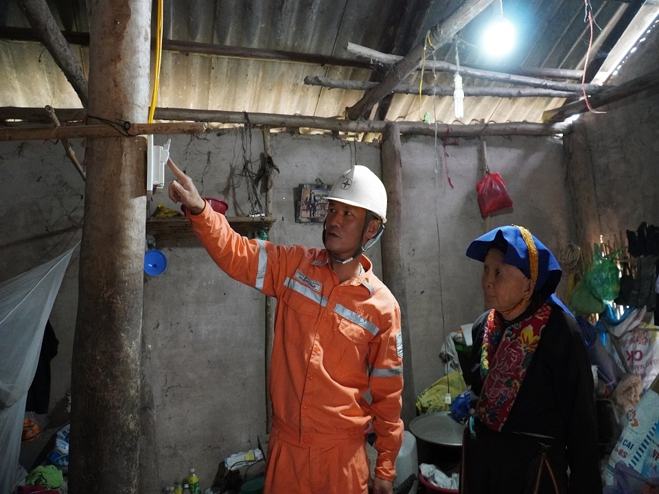 Công nhân Điện lực sửa chữa điện cho hộ nghèo nhân dịp Tháng tri ân khách hàng.jpg