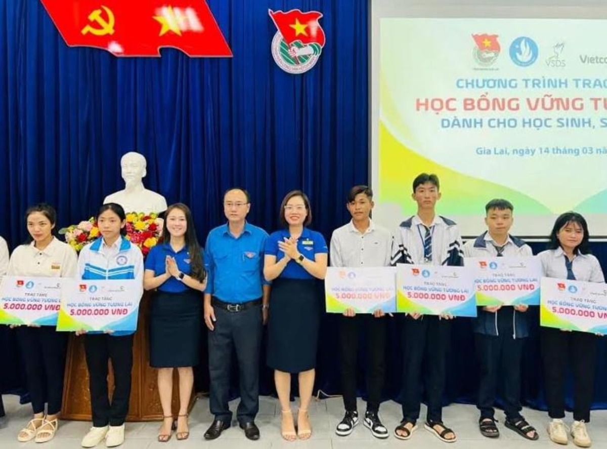 Đoàn thanh niên Vietcombank Gia Lai và Bắc Gia Lai trao tặng học bổng.jpeg