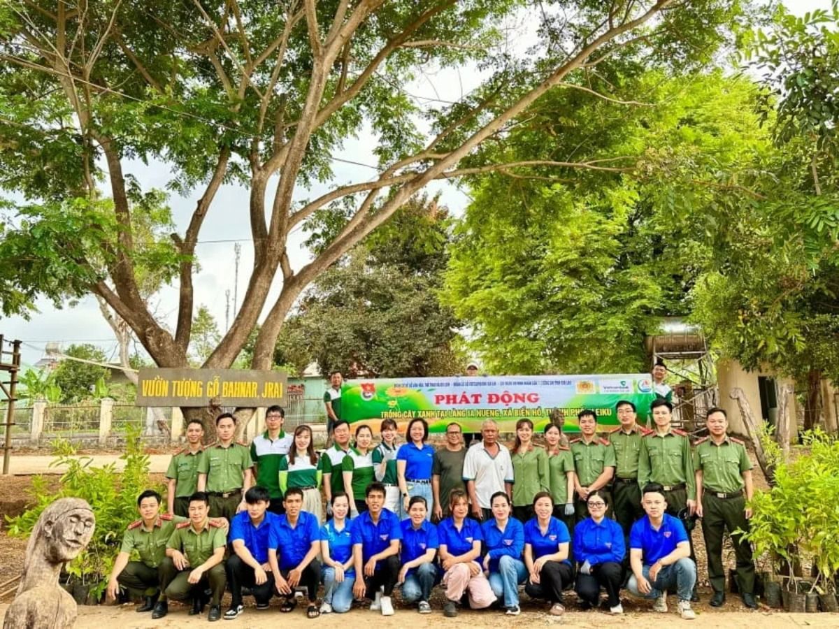 Đoàn thanh niên các đơn vị ra quân phát động trồng cây xanh cùng già làng, trưởng bản tại làng Ia Nueng, xã Biển Hồ, thành phố Pleiku, tỉnh Gia Lai.jpeg