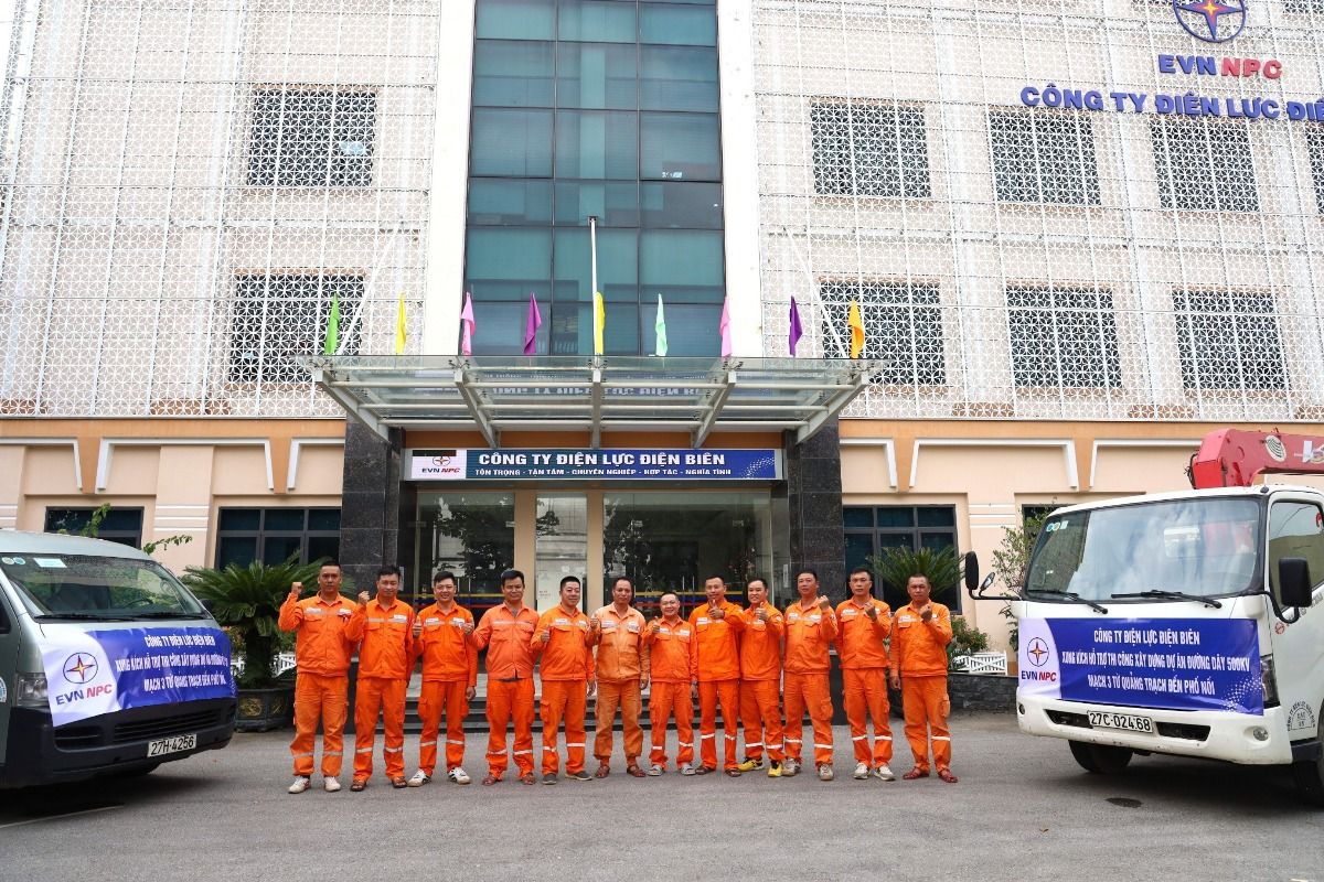 Các đội dung kích của EVNNPC lên đường làm nhiệm vụ hỗ trợ thi công Dự án đường dây 500kV mạch 3 từ Quảng Trạch đến Phố Nối.jpg