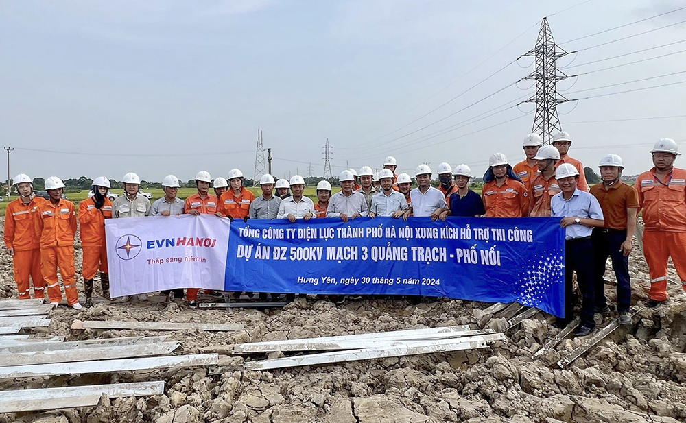 Chủ tịch HĐTV EVN Đặng Hoàng An và đoàn công tác đến vị trí 303, Dự án đường dây 500kV NMNĐ Nam Định I – Phố Nối thuộc địa bàn tỉnh Hưng Yên để thăm hỏi động viên lực lượng xung kích EVNHANOI tham gia hỗ trợ thi công.jpg