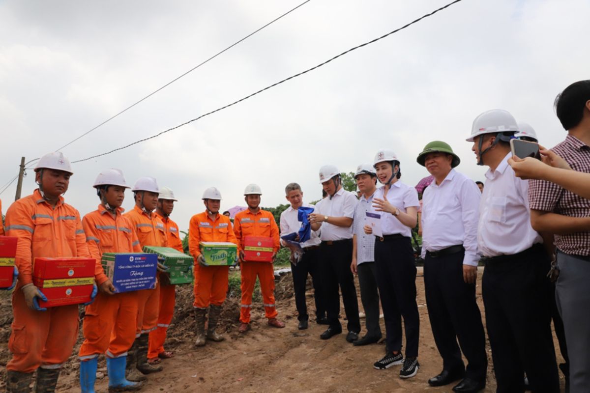 Chủ tịch EVNNPC Đỗ Nguyệt Ánh động viên người lao động trên công trường 500kV mạch 3.png