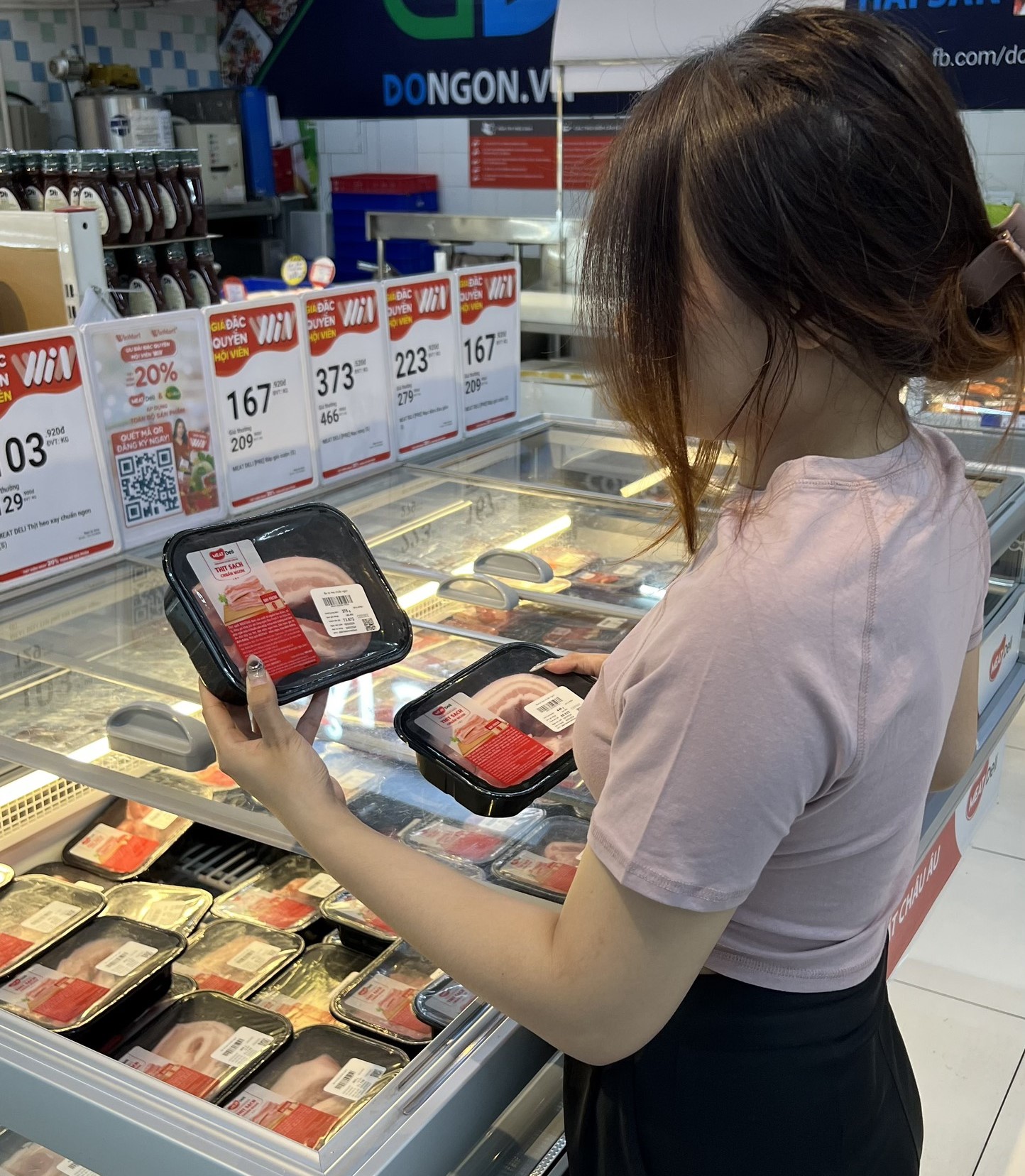 Người tiêu dùng chọn mua thịt mát MEATDeli tại hệ thống siêu thị WinMart_ WinMart+.jpg