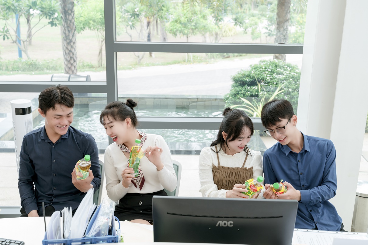 Nhiều bạn trẻ háo hức giải nhiệt cuộc sống và “săn” hàng loạt giải thưởng giá trị mỗi ngày, mỗi tuần cùng Trà Xanh Không Độ.jpg