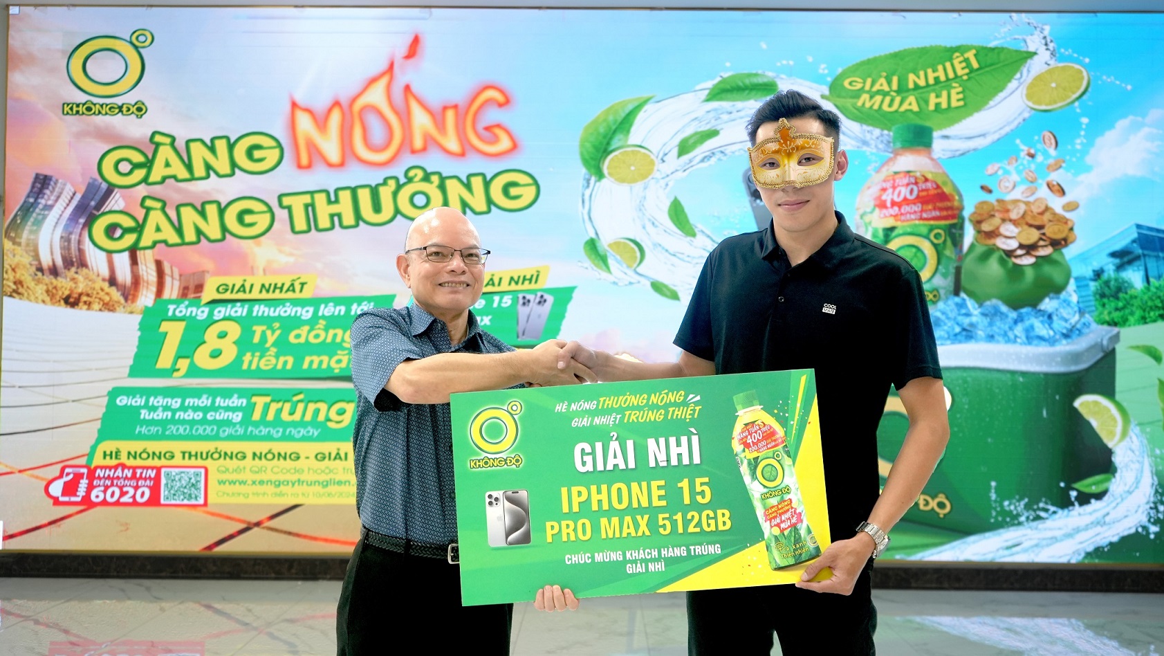 Ông Ramon Lopez, Giám đốc điều hành ngành hàng tiêu dùng của Công ty Number One trao giải thưởng cho anh N.H.D.jpg