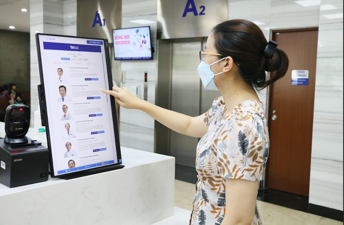 Bệnh viện Tâm Anh đưa vào sử dụng kios đăng ký và thanh toán giúp tiết kiệm thời gian chờ và thủ tục hành chính.png