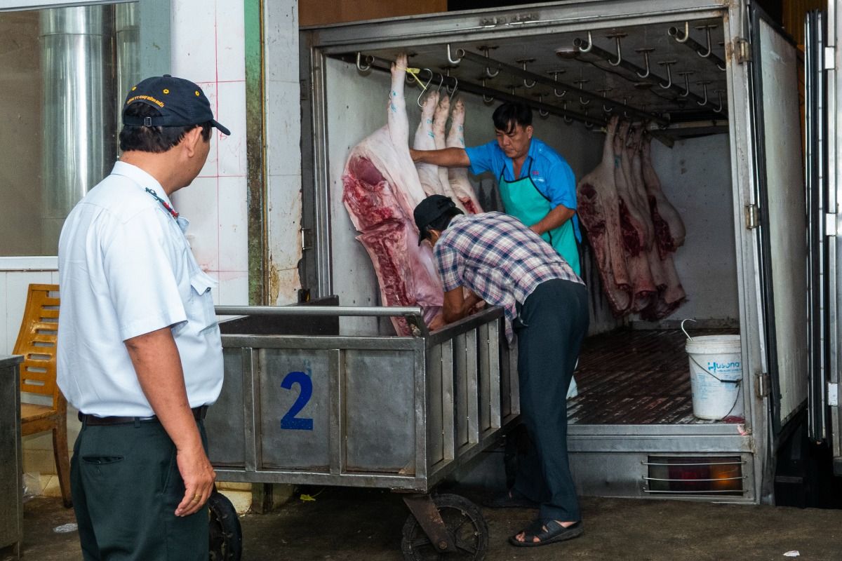 Hằng đêm, Công ty Chợ Bình Điền đều kiểm tra ngoại quan, cảm quan hàng hóa nhập vào chợ.jpg