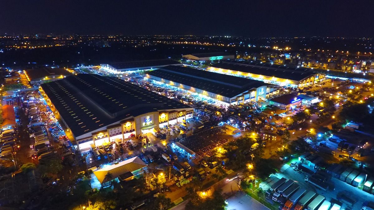 Chợ đầu mối Nông sản Thực phẩm Bình Điền về đêm.JPG