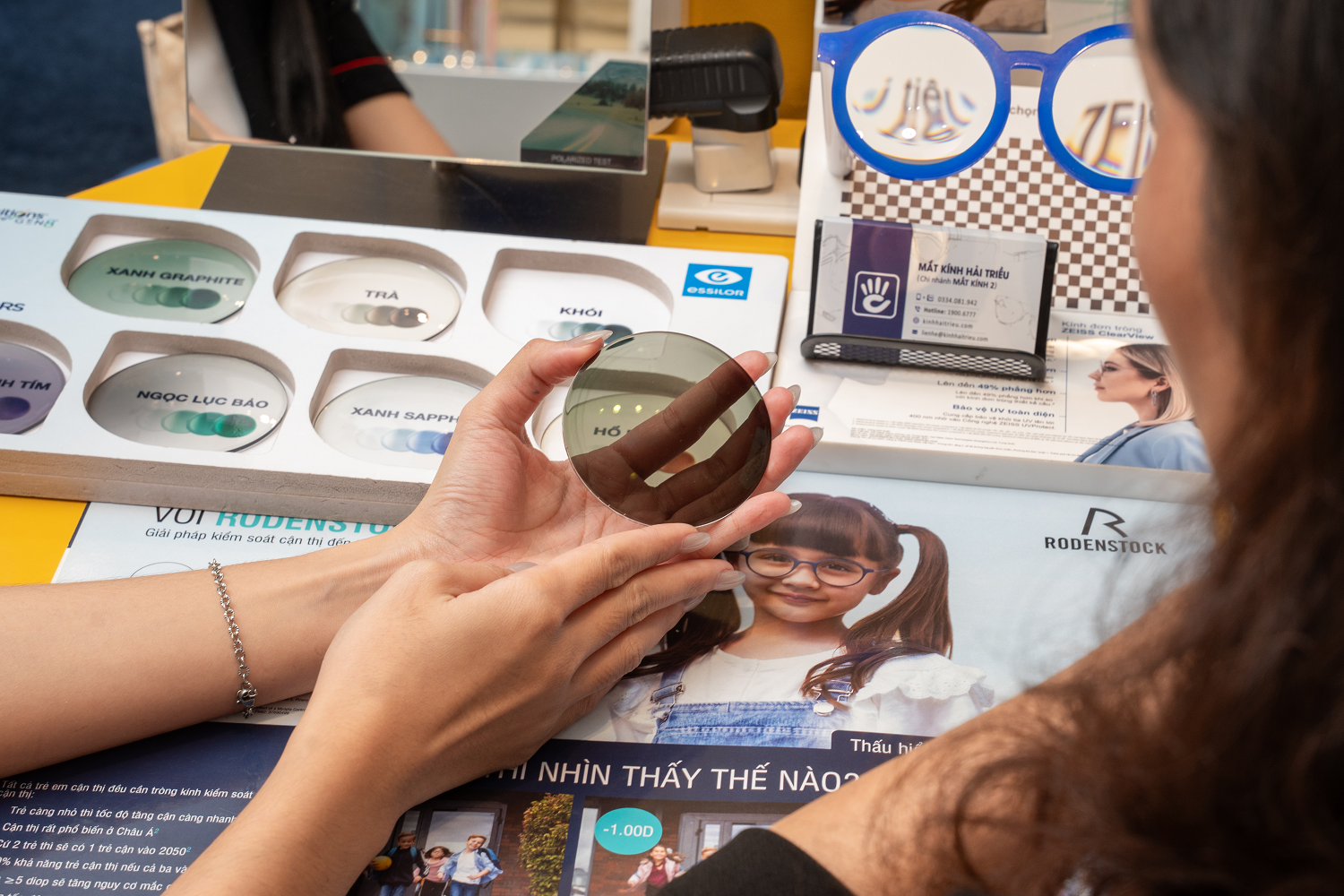 can-mua-trong-essilor-chinh-hang-den-ngay-kinh-hai-trieu-2.png