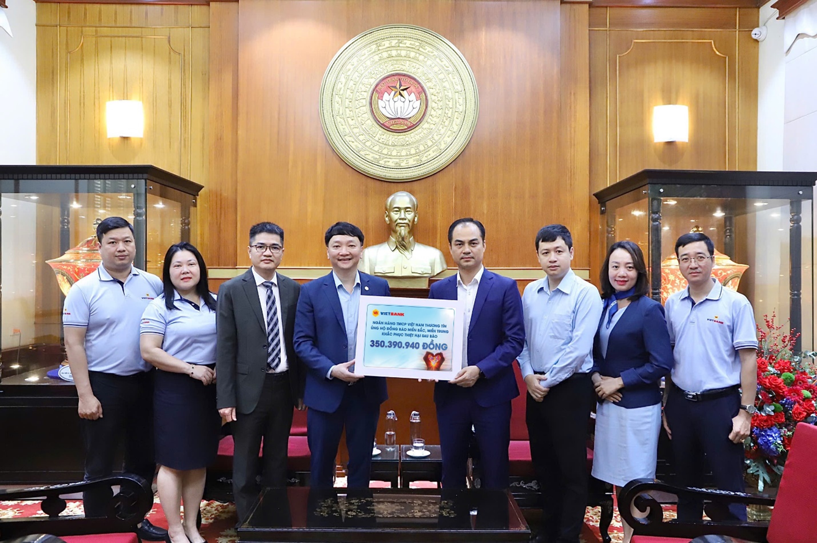vietbank-chung-tay-ho-tro-dong-bao-khac-phuc-thiet-hai-sau-bao-lu.jpg
