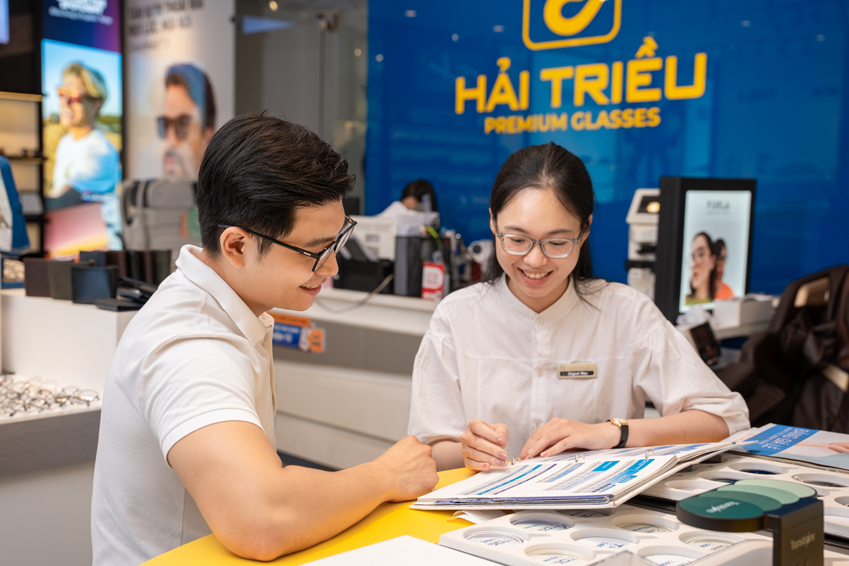 kinh-hai-trieu-cua-hang-mat-kinh-xay-uy-tin-tu-viec-tran-trong-khach-2.png