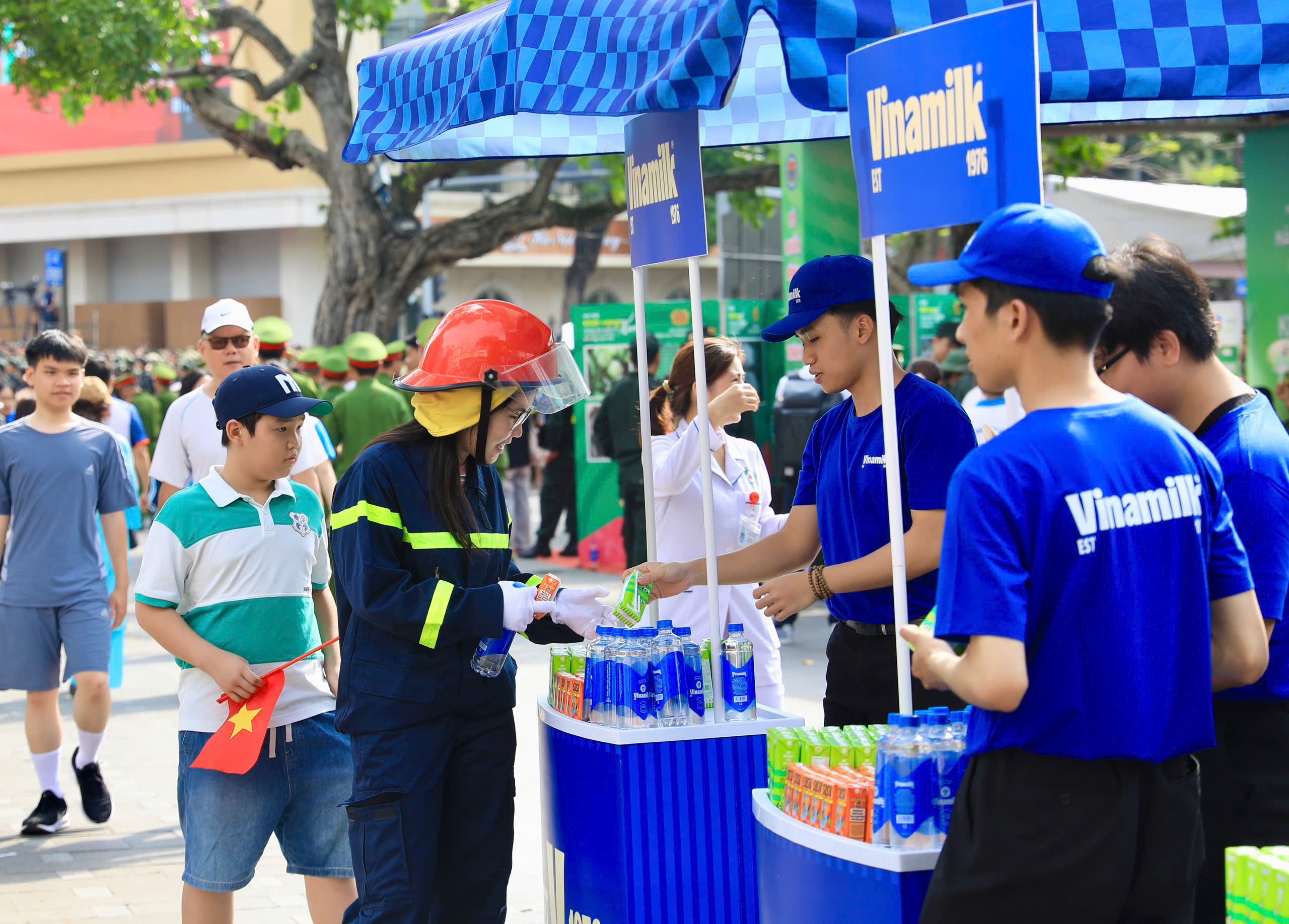 vinamilk-ho-tro-40-000-san-pham-dinh-duong-cho-chuong-trinh-to-quoc-binh-yen-2.JPG