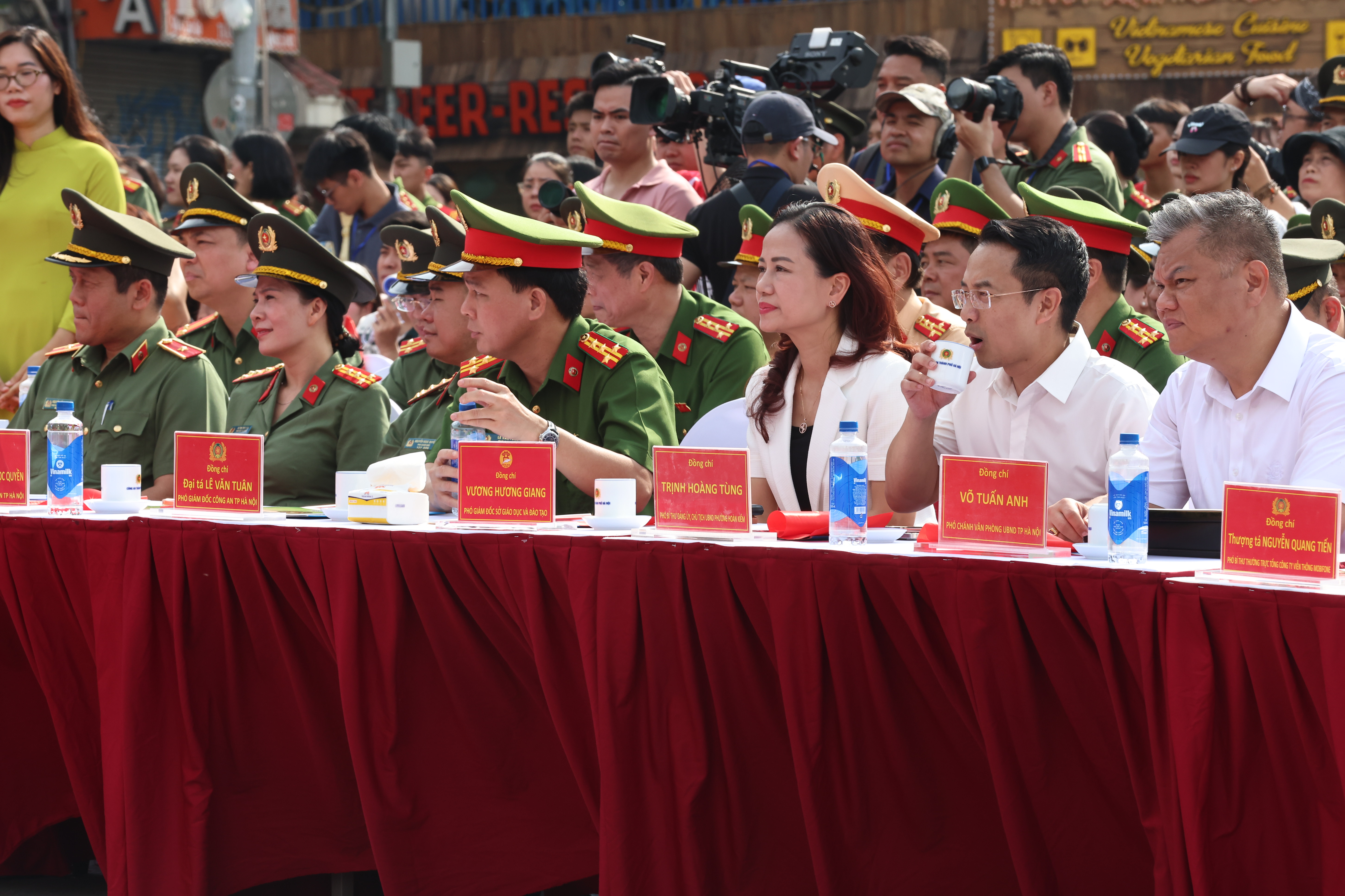 vinamilk-ho-tro-40-000-san-pham-dinh-duong-cho-chuong-trinh-to-quoc-binh-yen.JPG