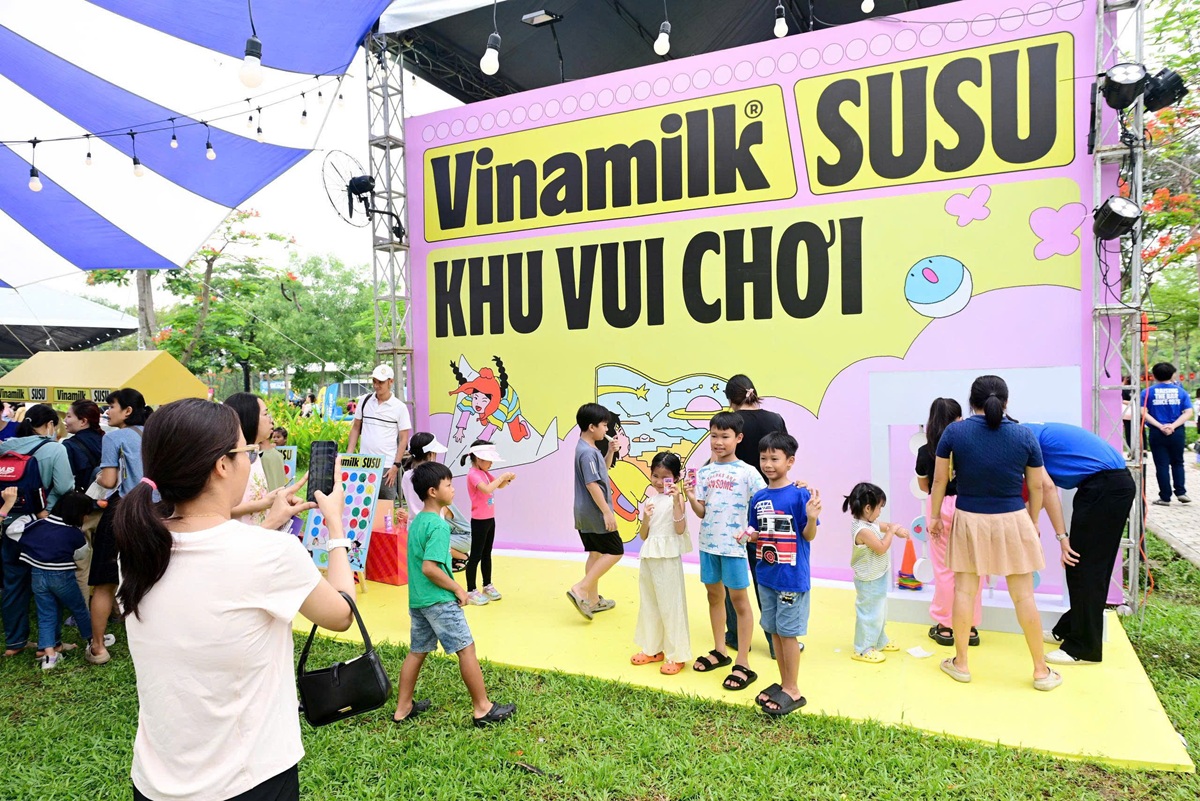hang-ngan-tre-hao-hung-choi-de-hoc-cung-vinamilk-tai-phu-my-hung-2.jpg