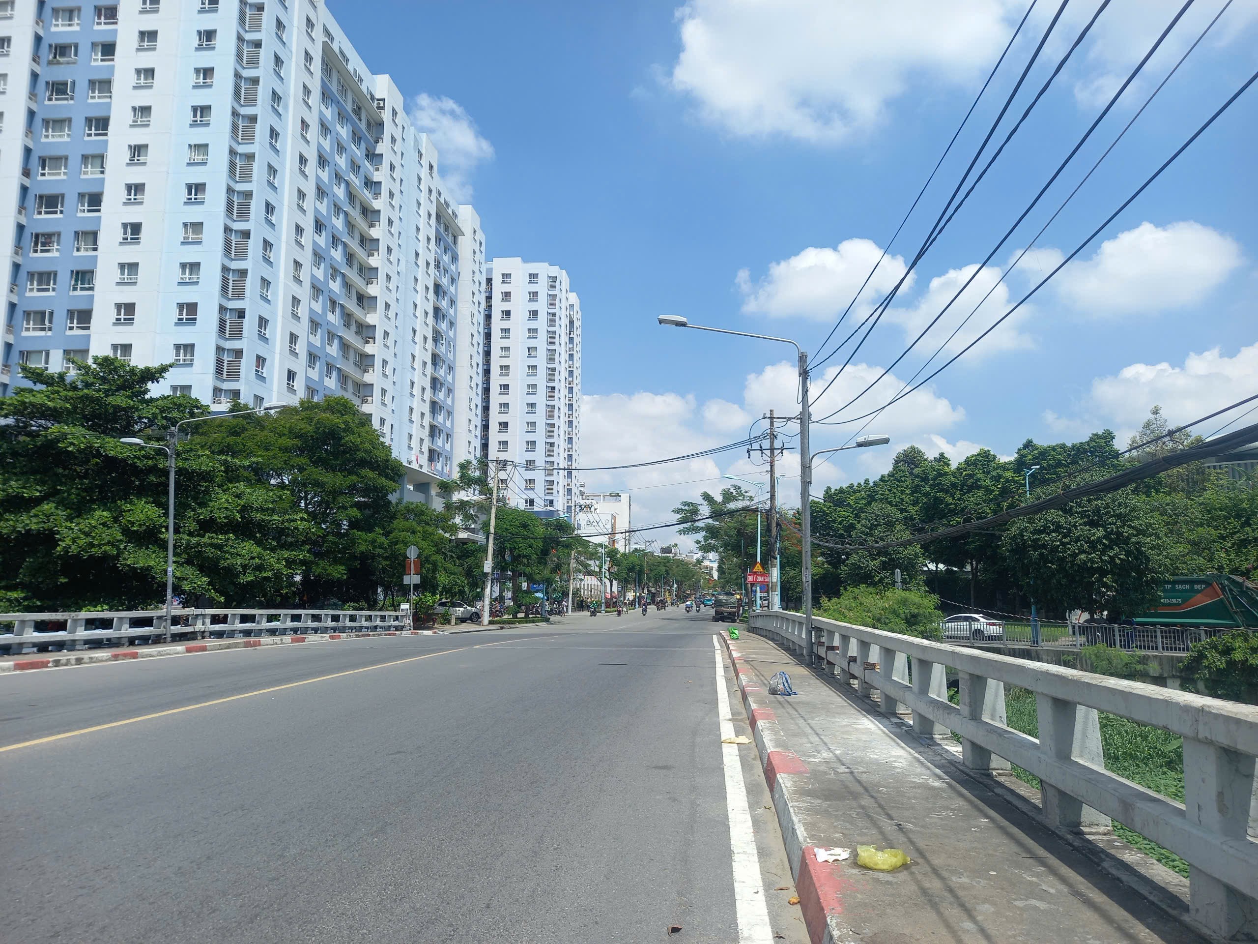 Tìm thân nhân của bé sơ sinh được phát hiện dưới rạch ở Bình Thạnh