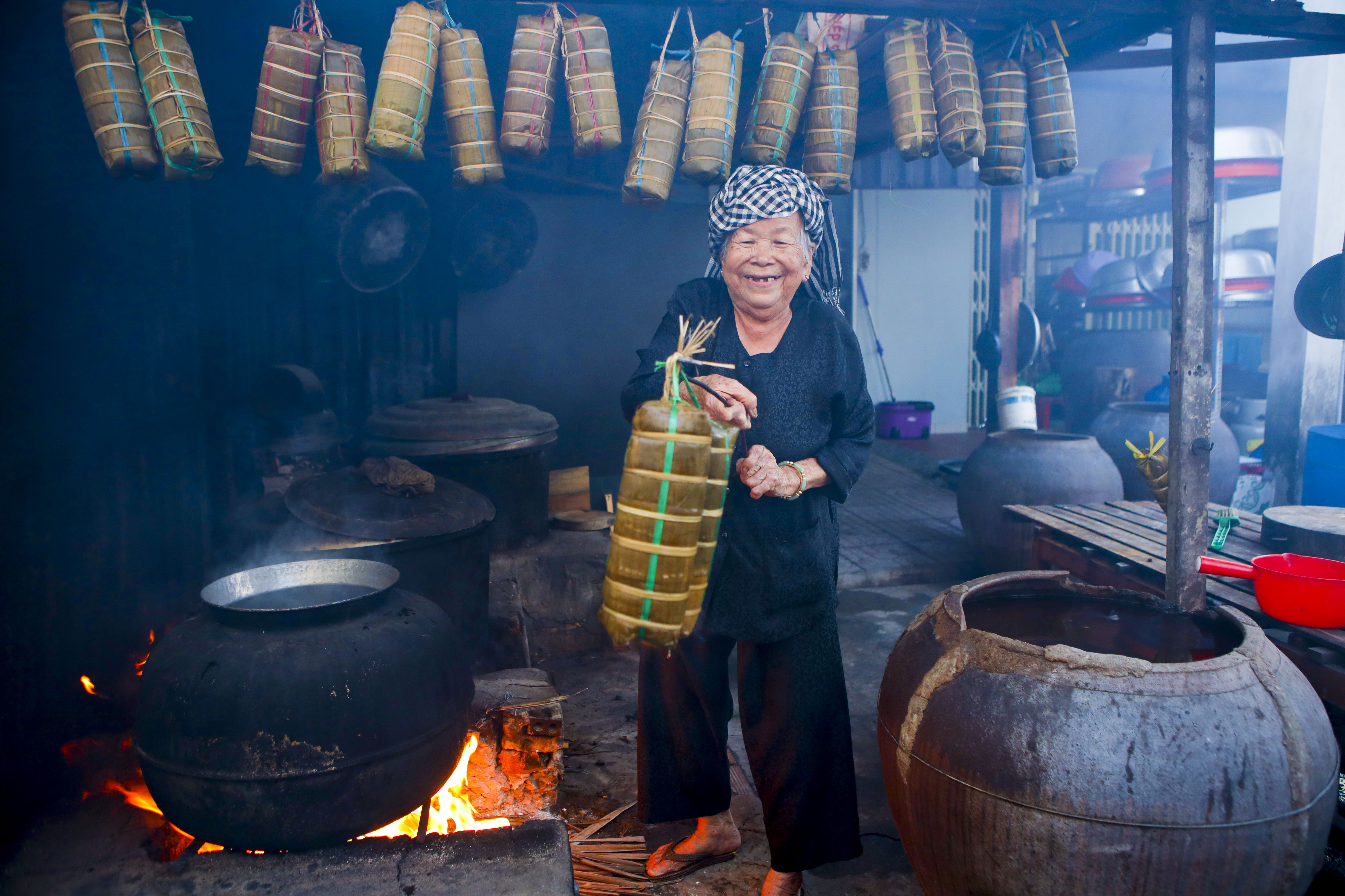 Sài Gòn: Ngoại U90 giữ lửa cho bánh tét truyền thống